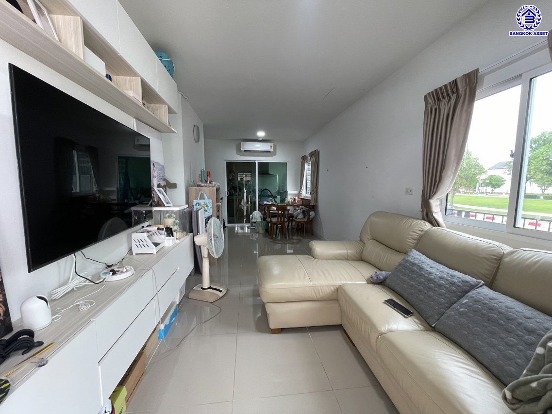 ทาวน์เฮ้าส์มือสอง โครงการ เดอะคอนเนค บางนา-วงแหวน ฟังก์ชัน 3 ห้องนอน 3 ห้องน้ำ 2 ที่จอดรถ เนื้อที่ 31.20 ตร.ว. พื้นที่ใช้สอย 133 ตร.ม.  บ้านสวยสภาพดี แถมฟรี! เครื่องปรับอากาศ เครื่องทำน้ำอุ่น เครื่องดูดควัน พร้อมเข้าอยู่  บนทำเลเดินทางสะดวก เชื่อมต่อถนนลาดกระบัง ถนนกิ่งแก้ว ถนนวงแหวนรอบนอก(ตะวันออก) และ ใกล้จุดขึ้นทางด่วน "ทางหลวงพิเศษหมายเลข9"