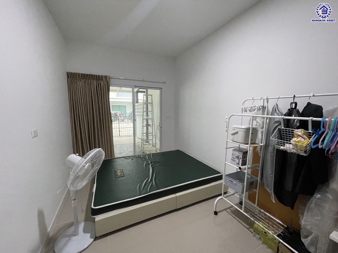 ทาวน์เฮ้าส์มือสอง โครงการ เดอะคอนเนค บางนา-วงแหวน ฟังก์ชัน 3 ห้องนอน 3 ห้องน้ำ 2 ที่จอดรถ เนื้อที่ 31.20 ตร.ว. พื้นที่ใช้สอย 133 ตร.ม.  บ้านสวยสภาพดี แถมฟรี! เครื่องปรับอากาศ เครื่องทำน้ำอุ่น เครื่องดูดควัน พร้อมเข้าอยู่  บนทำเลเดินทางสะดวก เชื่อมต่อถนนลาดกระบัง ถนนกิ่งแก้ว ถนนวงแหวนรอบนอก(ตะวันออก) และ ใกล้จุดขึ้นทางด่วน "ทางหลวงพิเศษหมายเลข9"