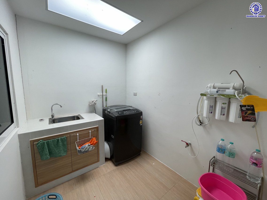 ทาวน์เฮ้าส์มือสอง โครงการ เดอะคอนเนค บางนา-วงแหวน ฟังก์ชัน 3 ห้องนอน 3 ห้องน้ำ 2 ที่จอดรถ เนื้อที่ 31.20 ตร.ว. พื้นที่ใช้สอย 133 ตร.ม.  บ้านสวยสภาพดี แถมฟรี! เครื่องปรับอากาศ เครื่องทำน้ำอุ่น เครื่องดูดควัน พร้อมเข้าอยู่  บนทำเลเดินทางสะดวก เชื่อมต่อถนนลาดกระบัง ถนนกิ่งแก้ว ถนนวงแหวนรอบนอก(ตะวันออก) และ ใกล้จุดขึ้นทางด่วน "ทางหลวงพิเศษหมายเลข9"