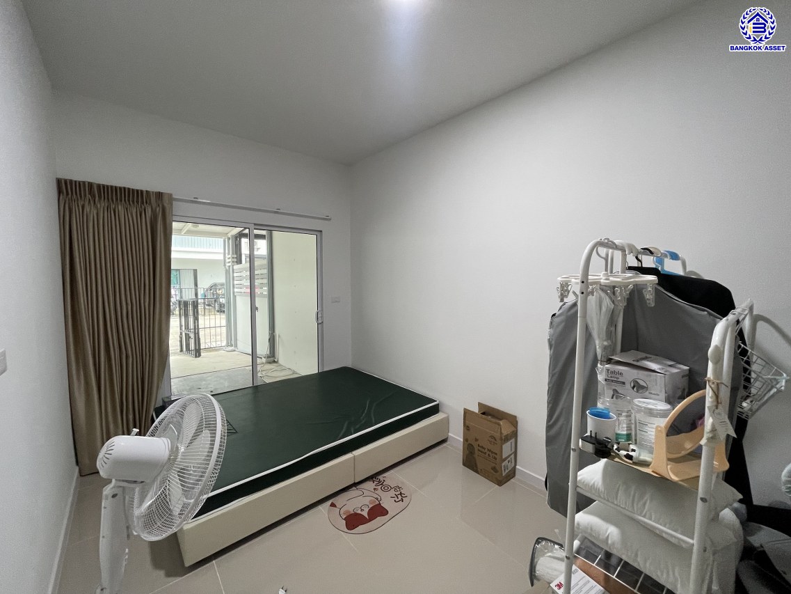 ทาวน์เฮ้าส์มือสอง โครงการ เดอะคอนเนค บางนา-วงแหวน ฟังก์ชัน 3 ห้องนอน 3 ห้องน้ำ 2 ที่จอดรถ เนื้อที่ 31.20 ตร.ว. พื้นที่ใช้สอย 133 ตร.ม.  บ้านสวยสภาพดี แถมฟรี! เครื่องปรับอากาศ เครื่องทำน้ำอุ่น เครื่องดูดควัน พร้อมเข้าอยู่  บนทำเลเดินทางสะดวก เชื่อมต่อถนนลาดกระบัง ถนนกิ่งแก้ว ถนนวงแหวนรอบนอก(ตะวันออก) และ ใกล้จุดขึ้นทางด่วน "ทางหลวงพิเศษหมายเลข9"