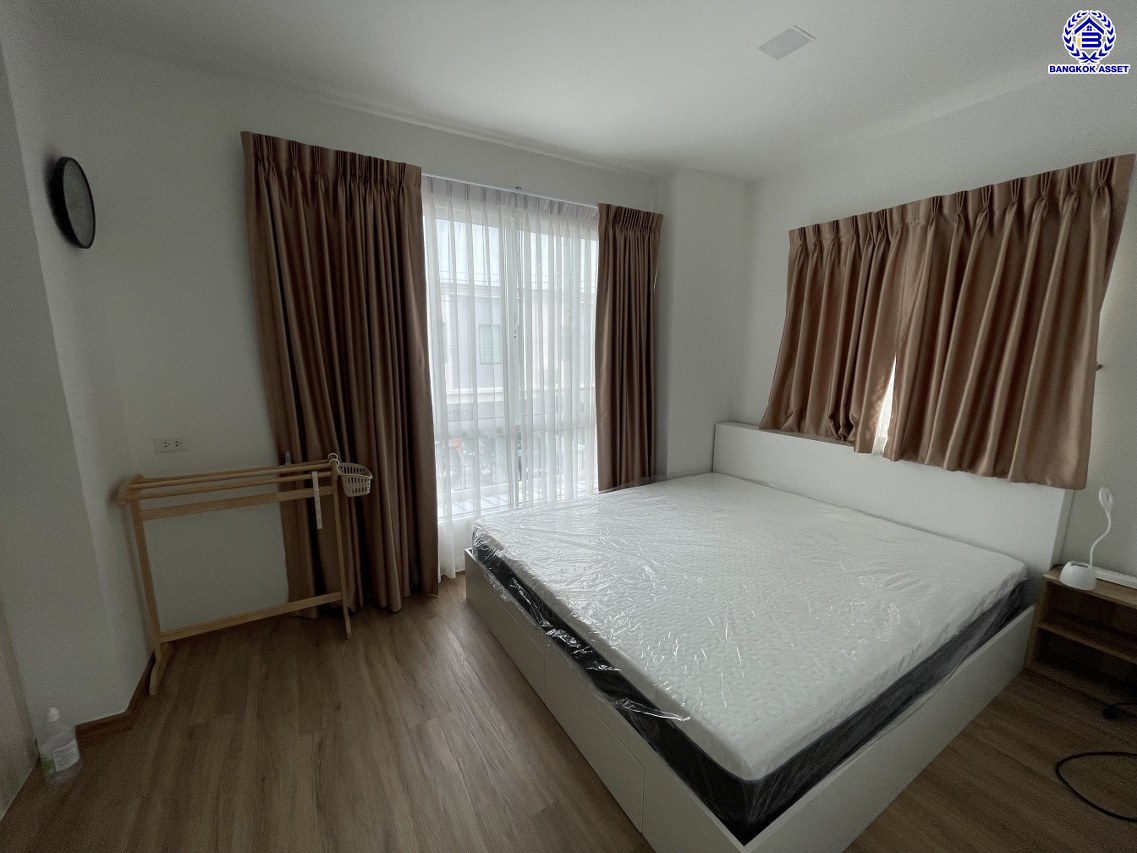 ทาวน์เฮ้าส์มือสอง โครงการ เดอะคอนเนค บางนา-วงแหวน ฟังก์ชัน 3 ห้องนอน 3 ห้องน้ำ 2 ที่จอดรถ เนื้อที่ 31.20 ตร.ว. พื้นที่ใช้สอย 133 ตร.ม.  บ้านสวยสภาพดี แถมฟรี! เครื่องปรับอากาศ เครื่องทำน้ำอุ่น เครื่องดูดควัน พร้อมเข้าอยู่  บนทำเลเดินทางสะดวก เชื่อมต่อถนนลาดกระบัง ถนนกิ่งแก้ว ถนนวงแหวนรอบนอก(ตะวันออก) และ ใกล้จุดขึ้นทางด่วน "ทางหลวงพิเศษหมายเลข9"