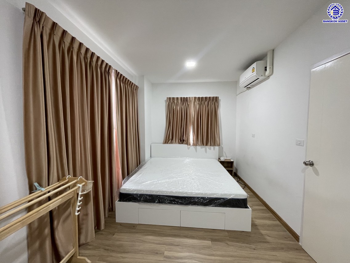 ทาวน์เฮ้าส์มือสอง โครงการ เดอะคอนเนค บางนา-วงแหวน ฟังก์ชัน 3 ห้องนอน 3 ห้องน้ำ 2 ที่จอดรถ เนื้อที่ 31.20 ตร.ว. พื้นที่ใช้สอย 133 ตร.ม.  บ้านสวยสภาพดี แถมฟรี! เครื่องปรับอากาศ เครื่องทำน้ำอุ่น เครื่องดูดควัน พร้อมเข้าอยู่  บนทำเลเดินทางสะดวก เชื่อมต่อถนนลาดกระบัง ถนนกิ่งแก้ว ถนนวงแหวนรอบนอก(ตะวันออก) และ ใกล้จุดขึ้นทางด่วน "ทางหลวงพิเศษหมายเลข9"