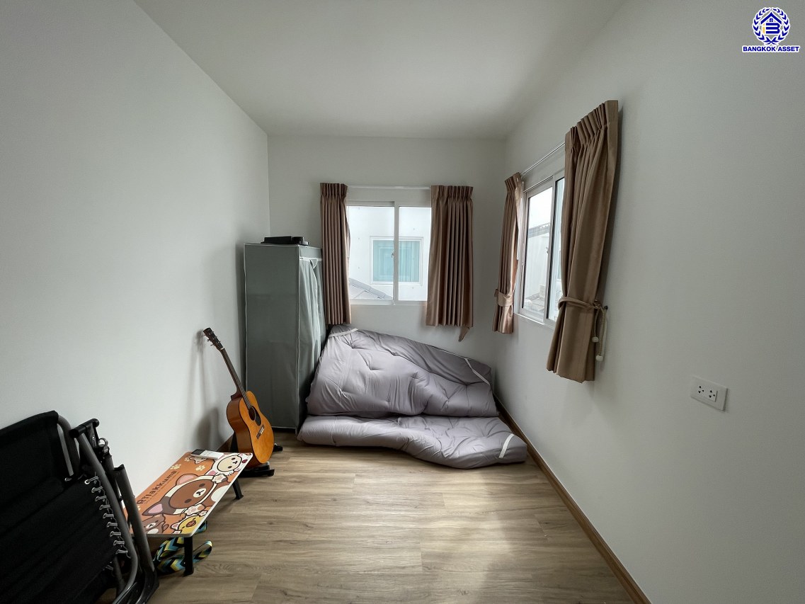 ทาวน์เฮ้าส์มือสอง โครงการ เดอะคอนเนค บางนา-วงแหวน ฟังก์ชัน 3 ห้องนอน 3 ห้องน้ำ 2 ที่จอดรถ เนื้อที่ 31.20 ตร.ว. พื้นที่ใช้สอย 133 ตร.ม.  บ้านสวยสภาพดี แถมฟรี! เครื่องปรับอากาศ เครื่องทำน้ำอุ่น เครื่องดูดควัน พร้อมเข้าอยู่  บนทำเลเดินทางสะดวก เชื่อมต่อถนนลาดกระบัง ถนนกิ่งแก้ว ถนนวงแหวนรอบนอก(ตะวันออก) และ ใกล้จุดขึ้นทางด่วน "ทางหลวงพิเศษหมายเลข9"