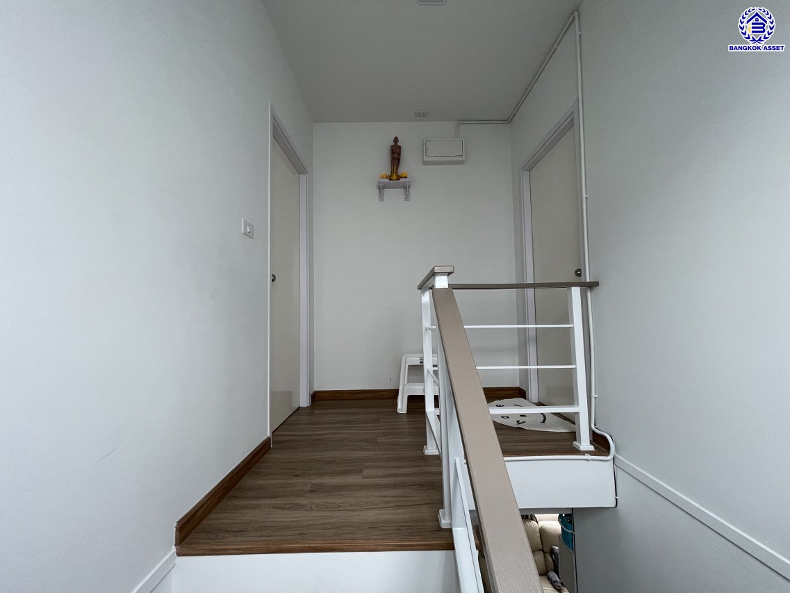 ทาวน์เฮ้าส์มือสอง โครงการ เดอะคอนเนค บางนา-วงแหวน ฟังก์ชัน 3 ห้องนอน 3 ห้องน้ำ 2 ที่จอดรถ เนื้อที่ 31.20 ตร.ว. พื้นที่ใช้สอย 133 ตร.ม.  บ้านสวยสภาพดี แถมฟรี! เครื่องปรับอากาศ เครื่องทำน้ำอุ่น เครื่องดูดควัน พร้อมเข้าอยู่  บนทำเลเดินทางสะดวก เชื่อมต่อถนนลาดกระบัง ถนนกิ่งแก้ว ถนนวงแหวนรอบนอก(ตะวันออก) และ ใกล้จุดขึ้นทางด่วน "ทางหลวงพิเศษหมายเลข9"