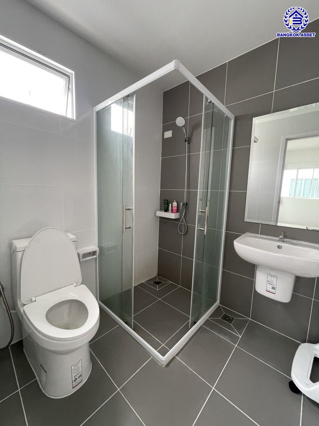 ทาวน์เฮ้าส์มือสอง โครงการ เดอะคอนเนค บางนา-วงแหวน ฟังก์ชัน 3 ห้องนอน 3 ห้องน้ำ 2 ที่จอดรถ เนื้อที่ 31.20 ตร.ว. พื้นที่ใช้สอย 133 ตร.ม.  บ้านสวยสภาพดี แถมฟรี! เครื่องปรับอากาศ เครื่องทำน้ำอุ่น เครื่องดูดควัน พร้อมเข้าอยู่  บนทำเลเดินทางสะดวก เชื่อมต่อถนนลาดกระบัง ถนนกิ่งแก้ว ถนนวงแหวนรอบนอก(ตะวันออก) และ ใกล้จุดขึ้นทางด่วน "ทางหลวงพิเศษหมายเลข9"