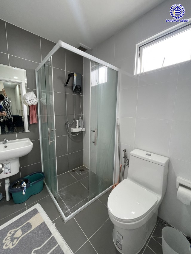 ทาวน์เฮ้าส์มือสอง โครงการ เดอะคอนเนค บางนา-วงแหวน ฟังก์ชัน 3 ห้องนอน 3 ห้องน้ำ 2 ที่จอดรถ เนื้อที่ 31.20 ตร.ว. พื้นที่ใช้สอย 133 ตร.ม.  บ้านสวยสภาพดี แถมฟรี! เครื่องปรับอากาศ เครื่องทำน้ำอุ่น เครื่องดูดควัน พร้อมเข้าอยู่  บนทำเลเดินทางสะดวก เชื่อมต่อถนนลาดกระบัง ถนนกิ่งแก้ว ถนนวงแหวนรอบนอก(ตะวันออก) และ ใกล้จุดขึ้นทางด่วน "ทางหลวงพิเศษหมายเลข9"