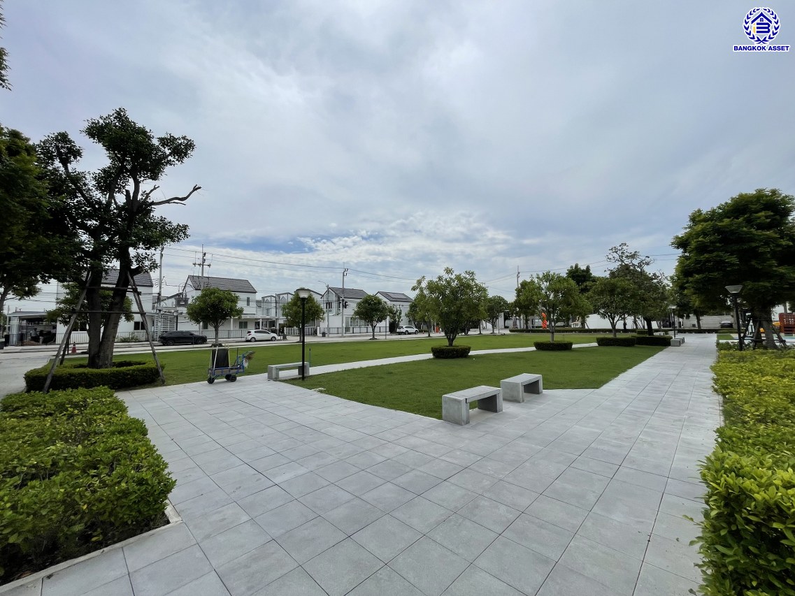 ทาวน์เฮ้าส์มือสอง โครงการ เดอะคอนเนค บางนา-วงแหวน ฟังก์ชัน 3 ห้องนอน 3 ห้องน้ำ 2 ที่จอดรถ เนื้อที่ 31.20 ตร.ว. พื้นที่ใช้สอย 133 ตร.ม.  บ้านสวยสภาพดี แถมฟรี! เครื่องปรับอากาศ เครื่องทำน้ำอุ่น เครื่องดูดควัน พร้อมเข้าอยู่  บนทำเลเดินทางสะดวก เชื่อมต่อถนนลาดกระบัง ถนนกิ่งแก้ว ถนนวงแหวนรอบนอก(ตะวันออก) และ ใกล้จุดขึ้นทางด่วน "ทางหลวงพิเศษหมายเลข9"