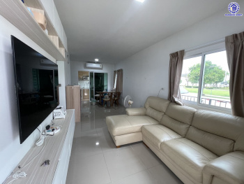 ทาวน์เฮ้าส์มือสอง โครงการ เดอะคอนเนค บางนา-วงแหวน ฟังก์ชัน 3 ห้องนอน 3 ห้องน้ำ 2 ที่จอดรถ เนื้อที่ 31.20 ตร.ว. พื้นที่ใช้สอย 133 ตร.ม.  บ้านสวยสภาพดี แถมฟรี! เครื่องปรับอากาศ เครื่องทำน้ำอุ่น เครื่องดูดควัน พร้อมเข้าอยู่  บนทำเลเดินทางสะดวก เชื่อมต่อถนนลาดกระบัง ถนนกิ่งแก้ว ถนนวงแหวนรอบนอก(ตะวันออก) และ ใกล้จุดขึ้นทางด่วน "ทางหลวงพิเศษหมายเลข9"