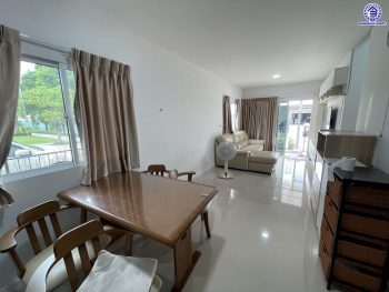 ทาวน์เฮ้าส์มือสอง โครงการ เดอะคอนเนค บางนา-วงแหวน ฟังก์ชัน 3 ห้องนอน 3 ห้องน้ำ 2 ที่จอดรถ เนื้อที่ 31.20 ตร.ว. พื้นที่ใช้สอย 133 ตร.ม.  บ้านสวยสภาพดี แถมฟรี! เครื่องปรับอากาศ เครื่องทำน้ำอุ่น เครื่องดูดควัน พร้อมเข้าอยู่  บนทำเลเดินทางสะดวก เชื่อมต่อถนนลาดกระบัง ถนนกิ่งแก้ว ถนนวงแหวนรอบนอก(ตะวันออก) และ ใกล้จุดขึ้นทางด่วน "ทางหลวงพิเศษหมายเลข9"