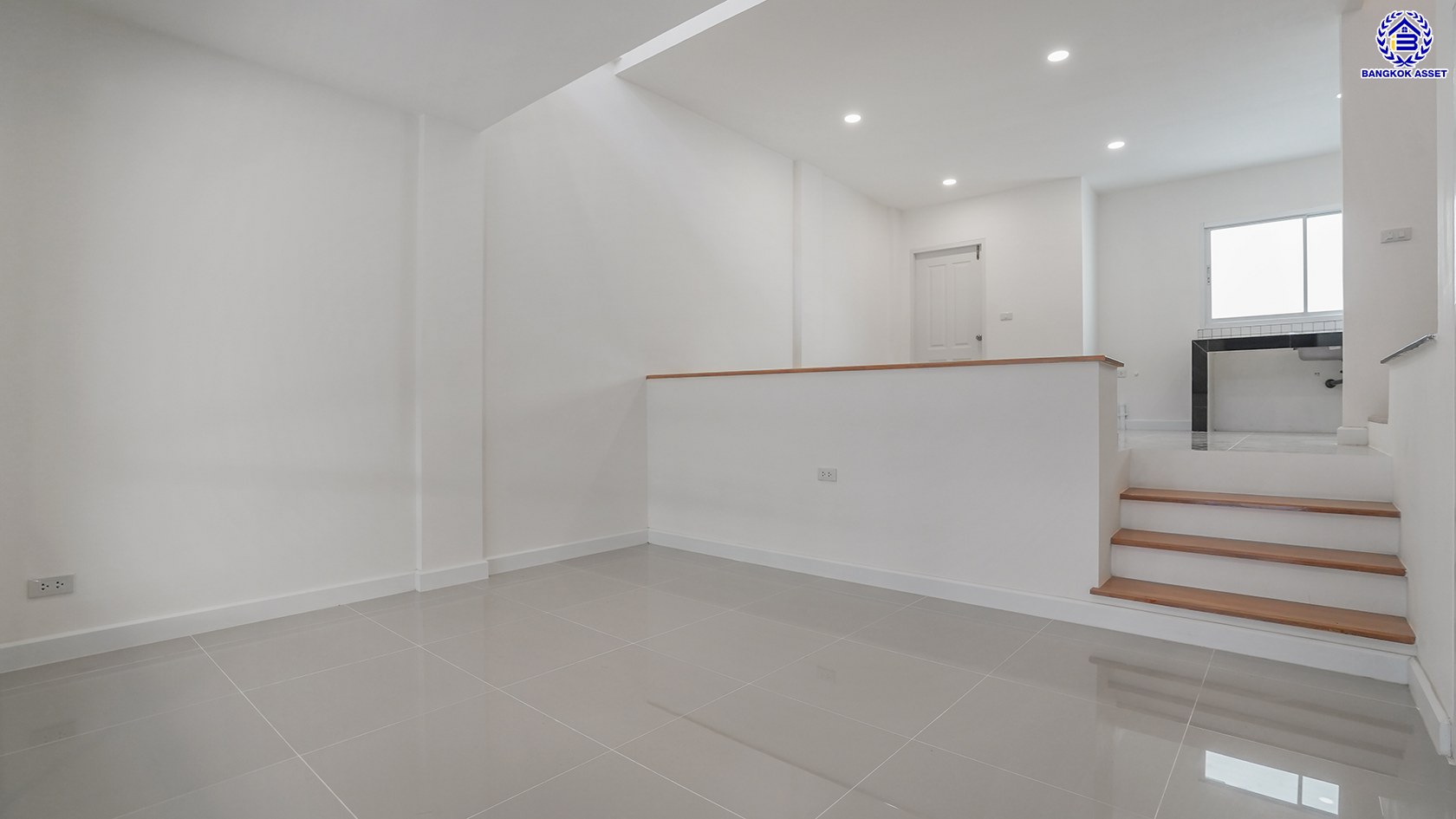 ทาวน์เฮ้าส์สามชั้นมือสองใจกลางเมือง โครงการ ทาวน์พลัส หัวหมาก เนื้อที่ 21.40 ตร.ว. พื้นที่ใช้สอย 169.76 ตร.ม. ฟังก์ชัน 3 ห้องนอน 4 ห้องน้ำ มีห้องน้ำส่วนตัวทุกห้อง ใกล้เดอะมอลล์ไลฟ์สโตร์บางกะปิ ที่ครบครัน เดินทางสะดวก ทำเลเชื่อมต่อถนนกรุงเทพกรีฑา ถนนลาดพร้าว ถนนรามคำแหง ใช้เวลาเพียง 10 นาทีก็ถึงรถไฟฟ้า "สถานีศรีกรีฑา"