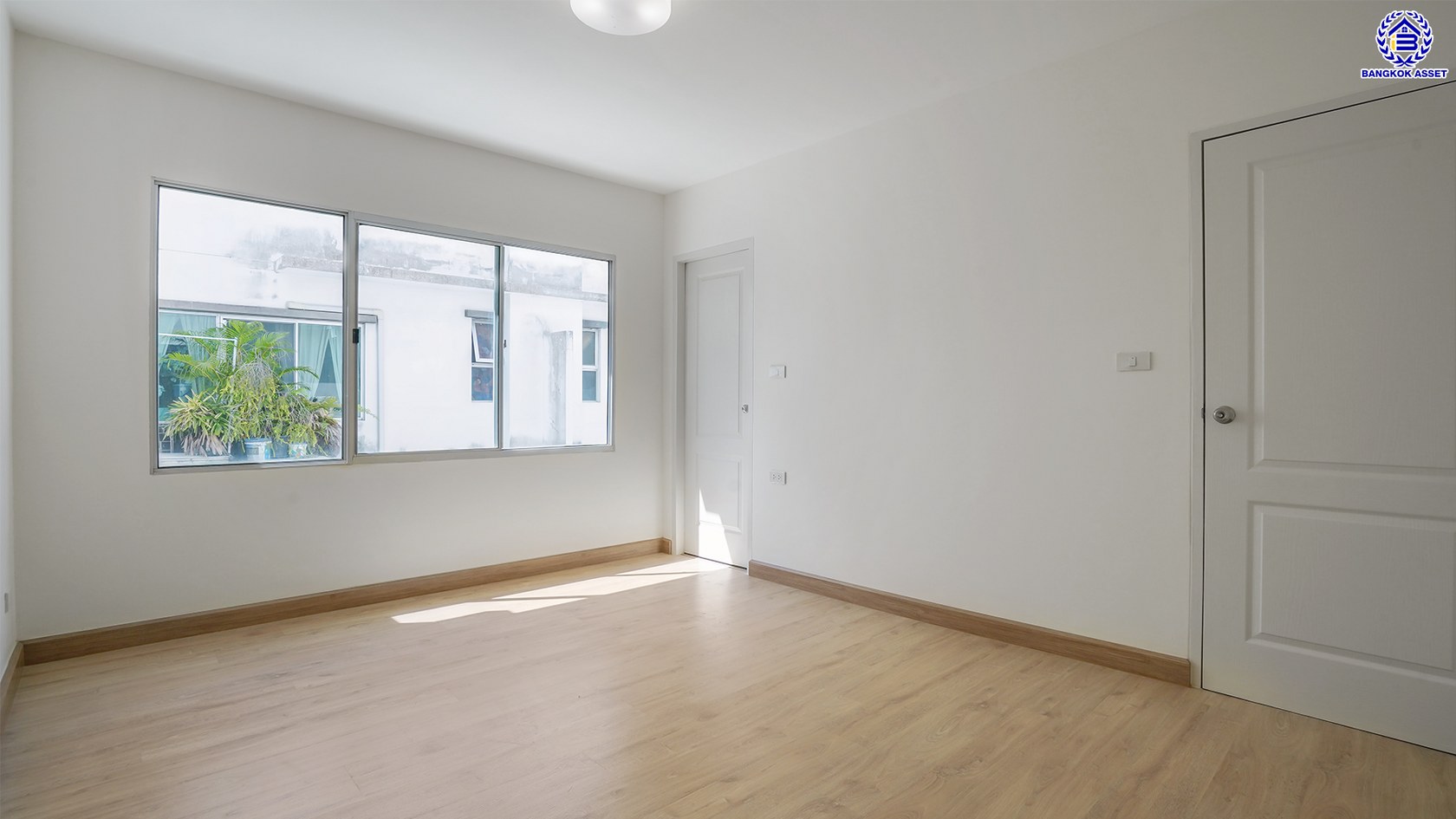 ทาวน์เฮ้าส์สามชั้นมือสองใจกลางเมือง โครงการ ทาวน์พลัส หัวหมาก เนื้อที่ 21.40 ตร.ว. พื้นที่ใช้สอย 169.76 ตร.ม. ฟังก์ชัน 3 ห้องนอน 4 ห้องน้ำ มีห้องน้ำส่วนตัวทุกห้อง ใกล้เดอะมอลล์ไลฟ์สโตร์บางกะปิ ที่ครบครัน เดินทางสะดวก ทำเลเชื่อมต่อถนนกรุงเทพกรีฑา ถนนลาดพร้าว ถนนรามคำแหง ใช้เวลาเพียง 10 นาทีก็ถึงรถไฟฟ้า "สถานีศรีกรีฑา"