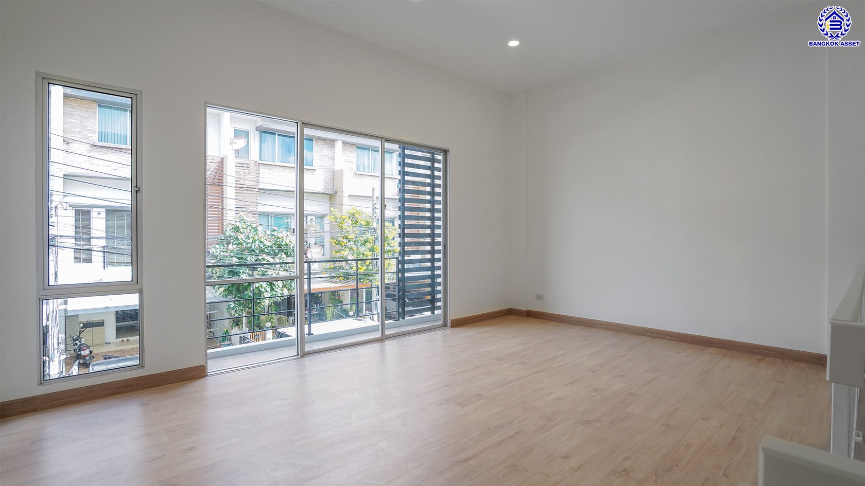 ทาวน์เฮ้าส์สามชั้นมือสองใจกลางเมือง โครงการ ทาวน์พลัส หัวหมาก เนื้อที่ 21.40 ตร.ว. พื้นที่ใช้สอย 169.76 ตร.ม. ฟังก์ชัน 3 ห้องนอน 4 ห้องน้ำ มีห้องน้ำส่วนตัวทุกห้อง ใกล้เดอะมอลล์ไลฟ์สโตร์บางกะปิ ที่ครบครัน เดินทางสะดวก ทำเลเชื่อมต่อถนนกรุงเทพกรีฑา ถนนลาดพร้าว ถนนรามคำแหง ใช้เวลาเพียง 10 นาทีก็ถึงรถไฟฟ้า "สถานีศรีกรีฑา"