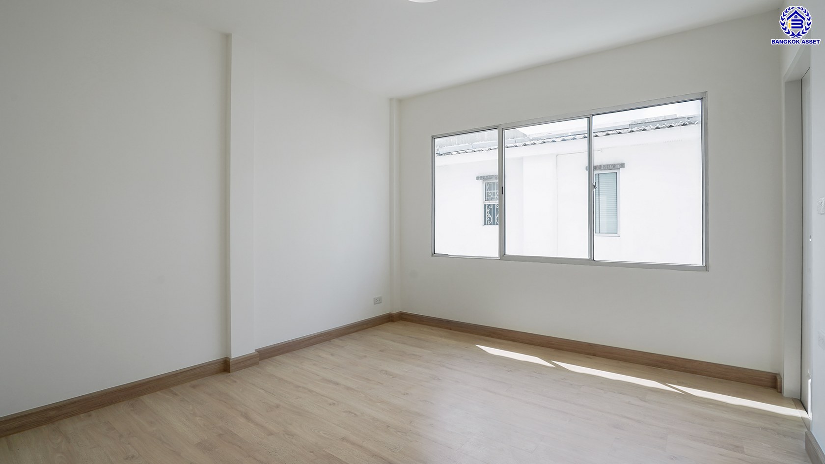 ทาวน์เฮ้าส์สามชั้นมือสองใจกลางเมือง โครงการ ทาวน์พลัส หัวหมาก เนื้อที่ 21.40 ตร.ว. พื้นที่ใช้สอย 169.76 ตร.ม. ฟังก์ชัน 3 ห้องนอน 4 ห้องน้ำ มีห้องน้ำส่วนตัวทุกห้อง ใกล้เดอะมอลล์ไลฟ์สโตร์บางกะปิ ที่ครบครัน เดินทางสะดวก ทำเลเชื่อมต่อถนนกรุงเทพกรีฑา ถนนลาดพร้าว ถนนรามคำแหง ใช้เวลาเพียง 10 นาทีก็ถึงรถไฟฟ้า "สถานีศรีกรีฑา"