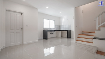 ทาวน์เฮ้าส์สามชั้นมือสองใจกลางเมือง โครงการ ทาวน์พลัส หัวหมาก เนื้อที่ 21.40 ตร.ว. พื้นที่ใช้สอย 169.76 ตร.ม. ฟังก์ชัน 3 ห้องนอน 4 ห้องน้ำ มีห้องน้ำส่วนตัวทุกห้อง ใกล้เดอะมอลล์ไลฟ์สโตร์บางกะปิ ที่ครบครัน เดินทางสะดวก ทำเลเชื่อมต่อถนนกรุงเทพกรีฑา ถนนลาดพร้าว ถนนรามคำแหง ใช้เวลาเพียง 10 นาทีก็ถึงรถไฟฟ้า "สถานีศรีกรีฑา"