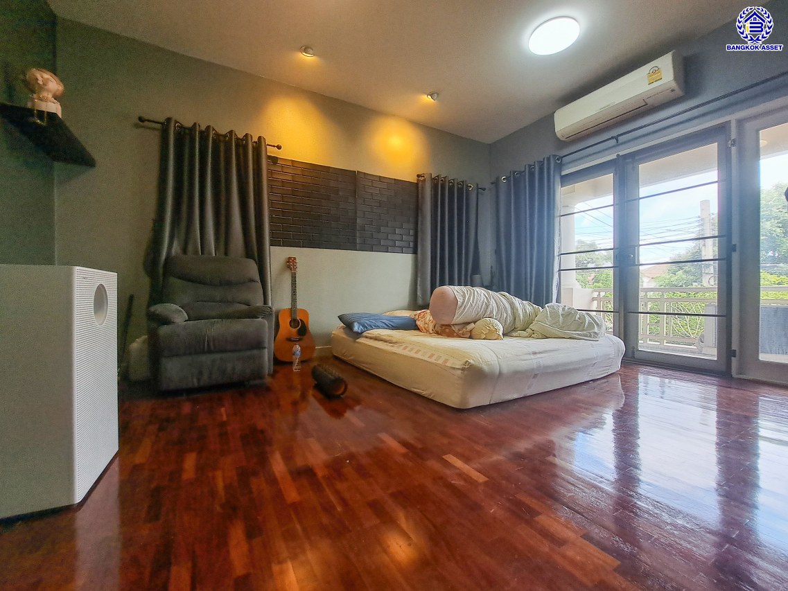 บ้านเดี่ยวมือสองนนทบุรี โครงการ ภัสสร8 บางใหญ่ หลังมุม เนื้อที่ 56.50 ตร.ว. พื้นที่ใช้สอย 147 ตร.ม. ฟังก์ชัน 3 ห้องนอน 3 ห้องน้ำ จอดรถได้ 2 คัน  แถมฟรี! เครื่องปรับอากาศ 3 เครื่อง บนทำเลศักยภาพ โครงการติดถนนใหญ่ เชื่อมต่อถนนกาญจนาภิเษก ,ถนนบางใหญ่-บางคูลัด ใกล้เซ็นทรัลเวสต์เกต ใกล้รถไฟฟ้าสายสีม่วง "สถานีตลาดบางใหญ่" และจุดขึ้นทางด่วน "ประจิมรัถยา"