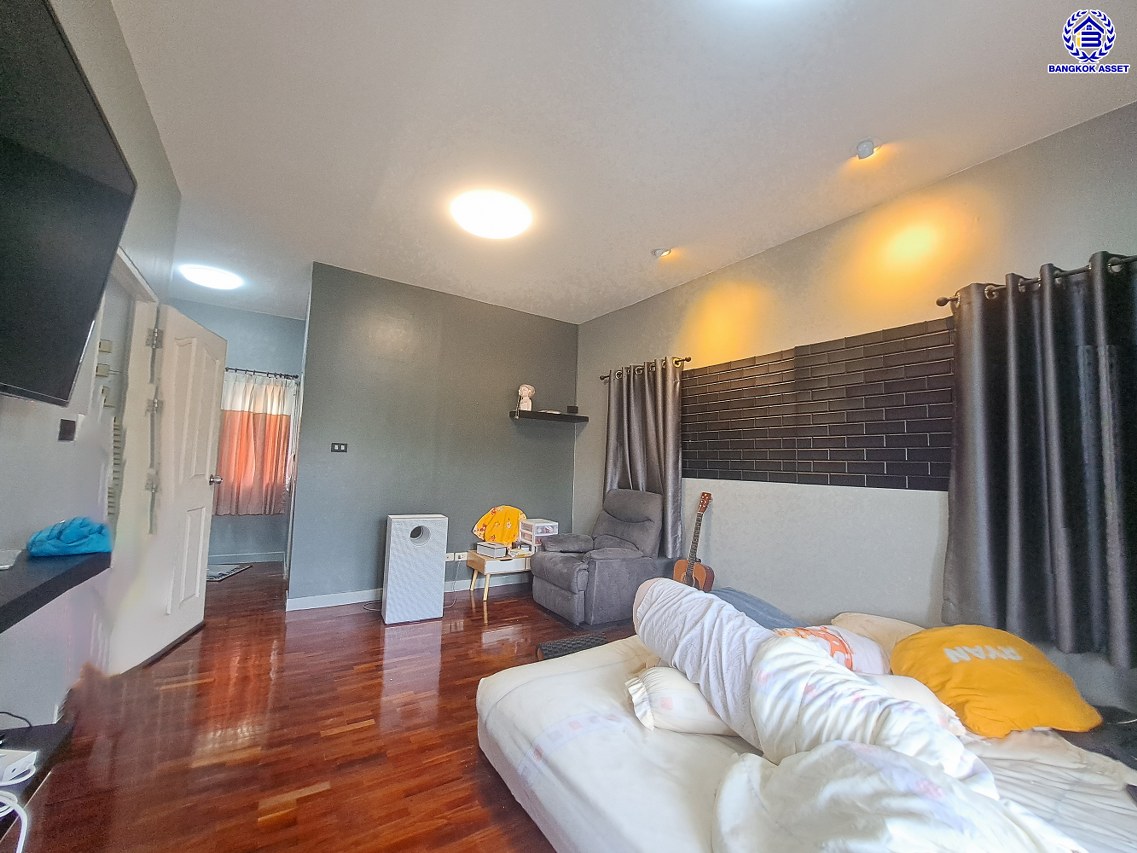 บ้านเดี่ยวมือสองนนทบุรี โครงการ ภัสสร8 บางใหญ่ หลังมุม เนื้อที่ 56.50 ตร.ว. พื้นที่ใช้สอย 147 ตร.ม. ฟังก์ชัน 3 ห้องนอน 3 ห้องน้ำ จอดรถได้ 2 คัน  แถมฟรี! เครื่องปรับอากาศ 3 เครื่อง บนทำเลศักยภาพ โครงการติดถนนใหญ่ เชื่อมต่อถนนกาญจนาภิเษก ,ถนนบางใหญ่-บางคูลัด ใกล้เซ็นทรัลเวสต์เกต ใกล้รถไฟฟ้าสายสีม่วง "สถานีตลาดบางใหญ่" และจุดขึ้นทางด่วน "ประจิมรัถยา"