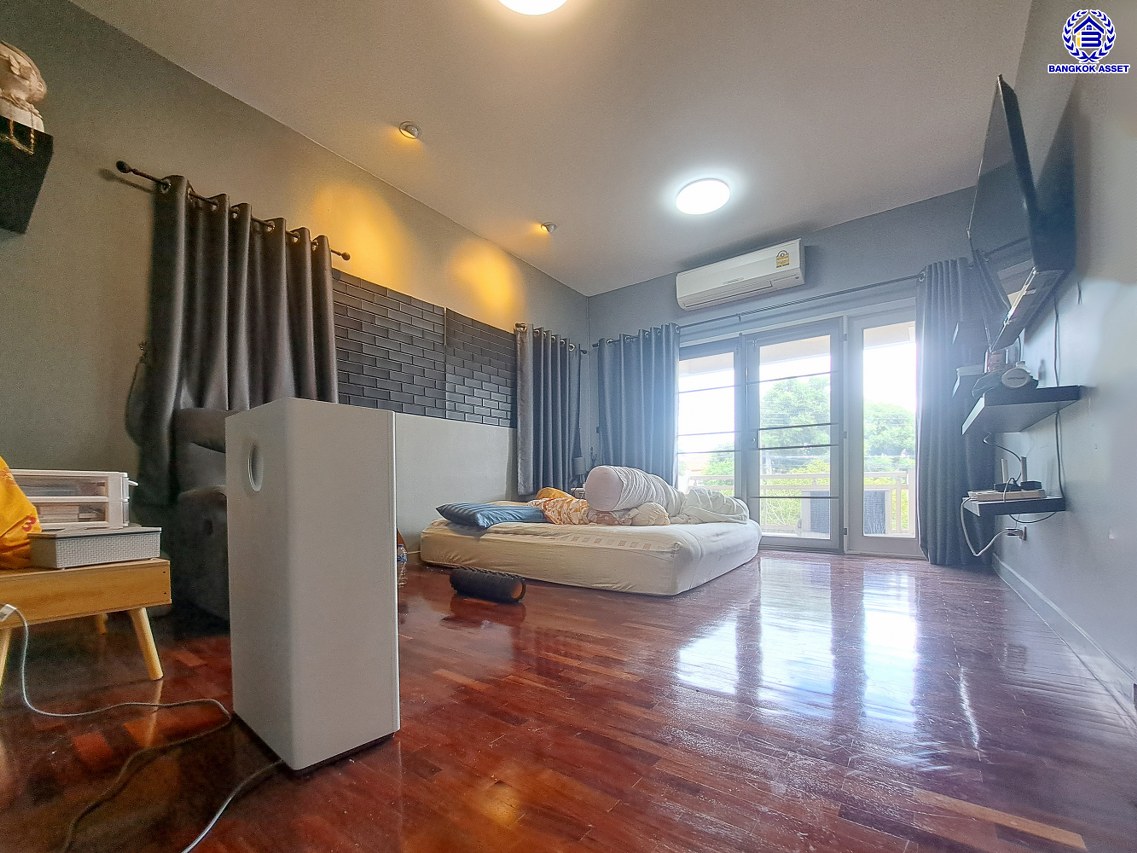 บ้านเดี่ยวมือสองนนทบุรี โครงการ ภัสสร8 บางใหญ่ หลังมุม เนื้อที่ 56.50 ตร.ว. พื้นที่ใช้สอย 147 ตร.ม. ฟังก์ชัน 3 ห้องนอน 3 ห้องน้ำ จอดรถได้ 2 คัน  แถมฟรี! เครื่องปรับอากาศ 3 เครื่อง บนทำเลศักยภาพ โครงการติดถนนใหญ่ เชื่อมต่อถนนกาญจนาภิเษก ,ถนนบางใหญ่-บางคูลัด ใกล้เซ็นทรัลเวสต์เกต ใกล้รถไฟฟ้าสายสีม่วง "สถานีตลาดบางใหญ่" และจุดขึ้นทางด่วน "ประจิมรัถยา"