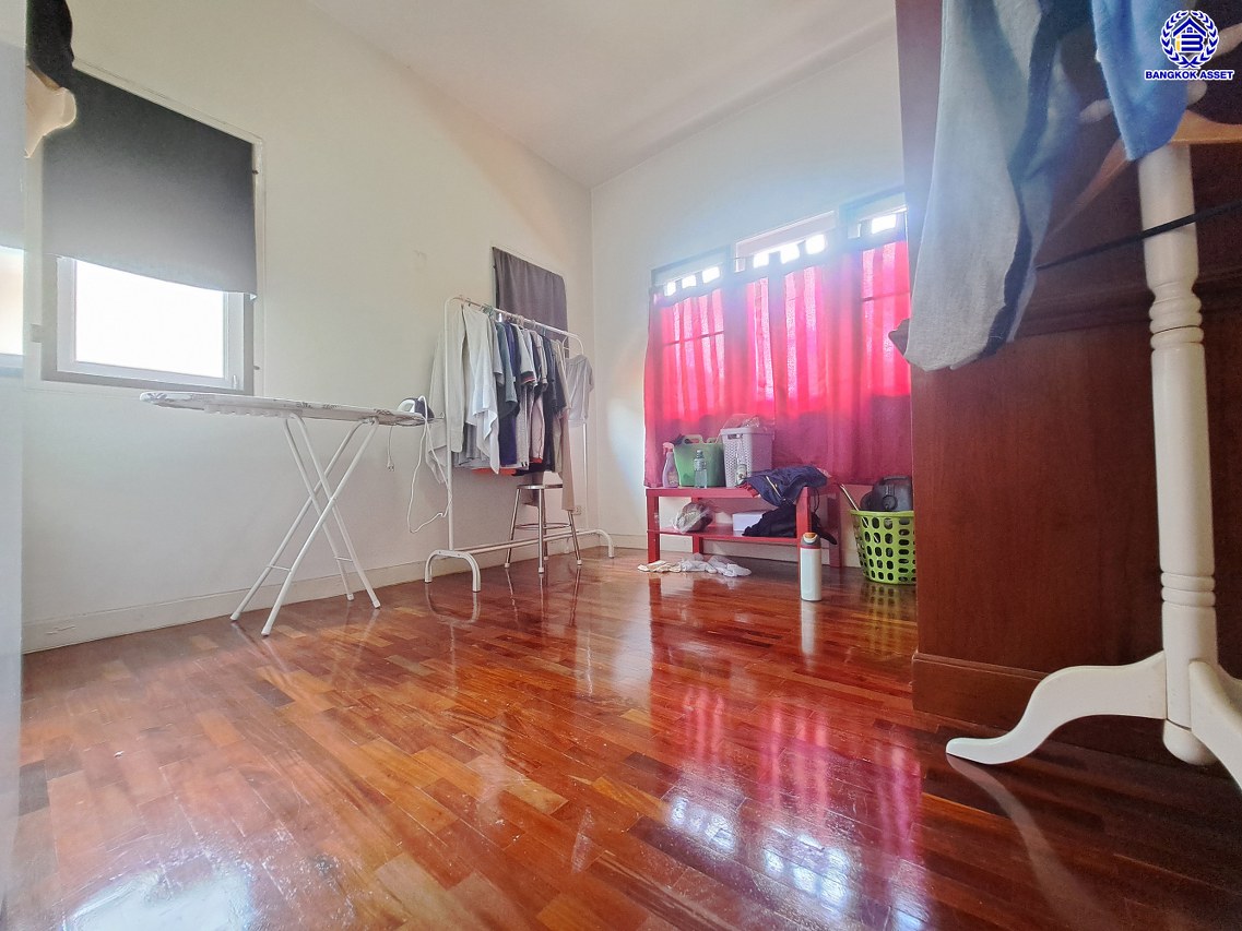 บ้านเดี่ยวมือสองนนทบุรี โครงการ ภัสสร8 บางใหญ่ หลังมุม เนื้อที่ 56.50 ตร.ว. พื้นที่ใช้สอย 147 ตร.ม. ฟังก์ชัน 3 ห้องนอน 3 ห้องน้ำ จอดรถได้ 2 คัน  แถมฟรี! เครื่องปรับอากาศ 3 เครื่อง บนทำเลศักยภาพ โครงการติดถนนใหญ่ เชื่อมต่อถนนกาญจนาภิเษก ,ถนนบางใหญ่-บางคูลัด ใกล้เซ็นทรัลเวสต์เกต ใกล้รถไฟฟ้าสายสีม่วง "สถานีตลาดบางใหญ่" และจุดขึ้นทางด่วน "ประจิมรัถยา"