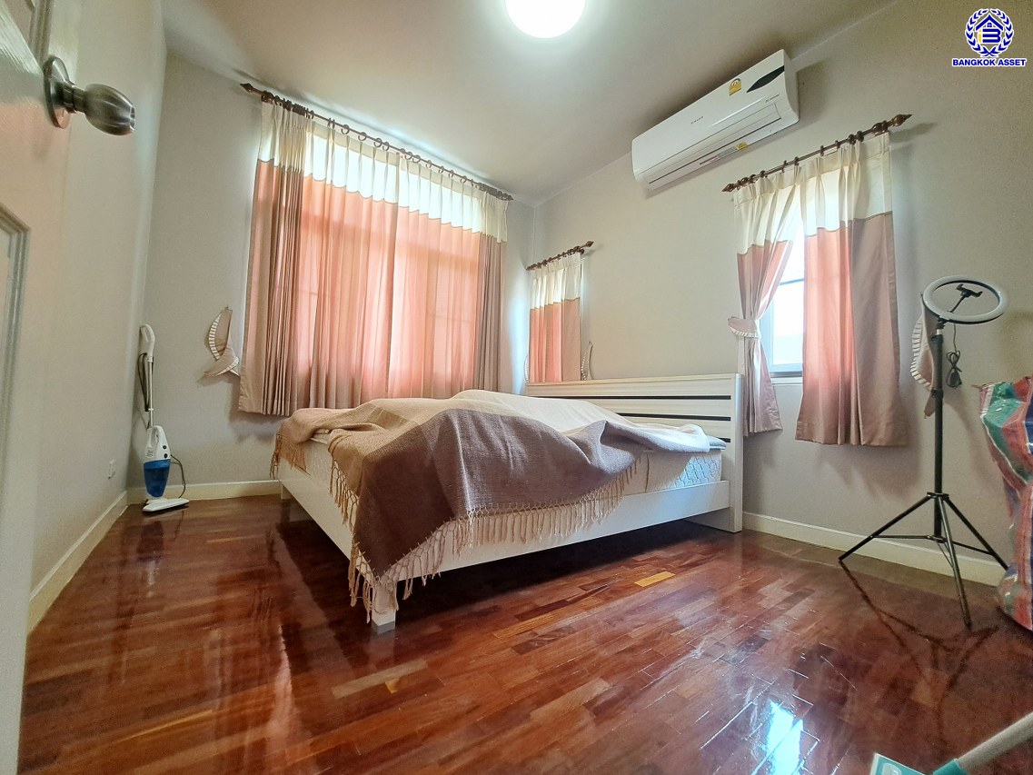 บ้านเดี่ยวมือสองนนทบุรี โครงการ ภัสสร8 บางใหญ่ หลังมุม เนื้อที่ 56.50 ตร.ว. พื้นที่ใช้สอย 147 ตร.ม. ฟังก์ชัน 3 ห้องนอน 3 ห้องน้ำ จอดรถได้ 2 คัน  แถมฟรี! เครื่องปรับอากาศ 3 เครื่อง บนทำเลศักยภาพ โครงการติดถนนใหญ่ เชื่อมต่อถนนกาญจนาภิเษก ,ถนนบางใหญ่-บางคูลัด ใกล้เซ็นทรัลเวสต์เกต ใกล้รถไฟฟ้าสายสีม่วง "สถานีตลาดบางใหญ่" และจุดขึ้นทางด่วน "ประจิมรัถยา"