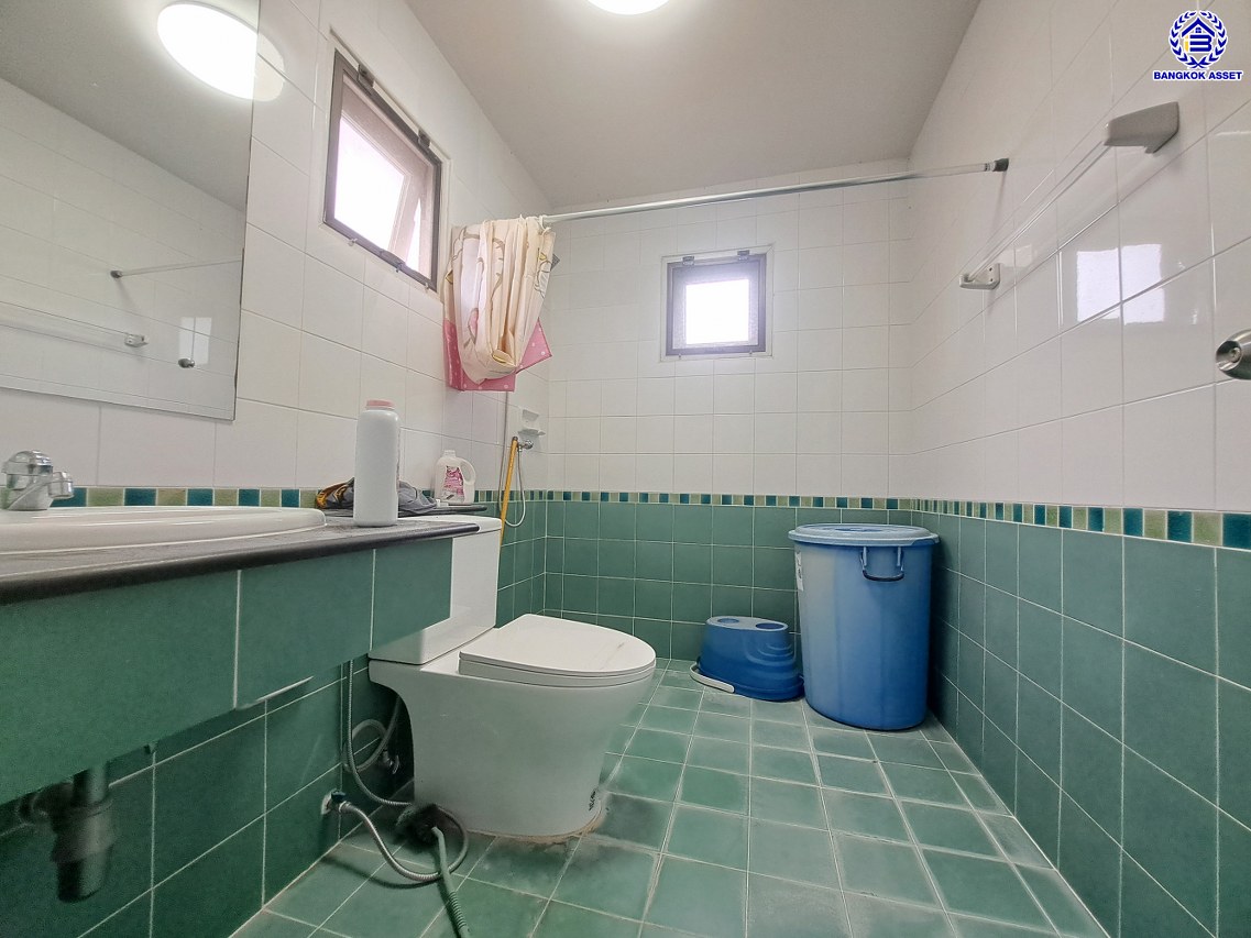 บ้านเดี่ยวมือสองนนทบุรี โครงการ ภัสสร8 บางใหญ่ หลังมุม เนื้อที่ 56.50 ตร.ว. พื้นที่ใช้สอย 147 ตร.ม. ฟังก์ชัน 3 ห้องนอน 3 ห้องน้ำ จอดรถได้ 2 คัน  แถมฟรี! เครื่องปรับอากาศ 3 เครื่อง บนทำเลศักยภาพ โครงการติดถนนใหญ่ เชื่อมต่อถนนกาญจนาภิเษก ,ถนนบางใหญ่-บางคูลัด ใกล้เซ็นทรัลเวสต์เกต ใกล้รถไฟฟ้าสายสีม่วง "สถานีตลาดบางใหญ่" และจุดขึ้นทางด่วน "ประจิมรัถยา"