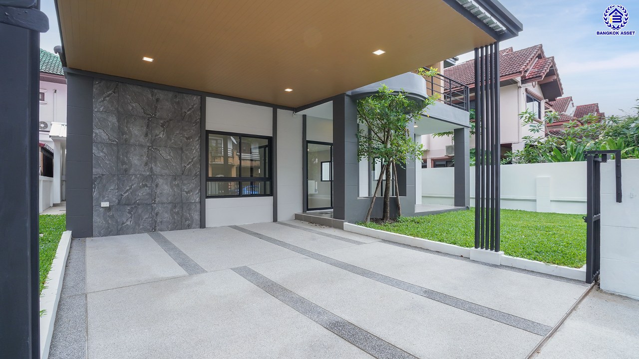 บ้านมือสองตกแต่งใหม่ โครงการ ศศิวัลย์ ดอนเมือง เนื้อที่ถึง 63 ตร.ว. พื้นที่ใช้สอย 220.2 ตร.ม. ฟังก์ชัน 4 ห้องนอน 3 ห้องน้ำ จอดรถได้ 2 คัน บนทำเลศักยภาพ เชื่อมต่อหลายเส้นทาง ใกล้ทางด่วน "ศรีรัช" รถไฟฟ้าสายสีแดง "สถานีดอนเมือง" และโรบินสัน ศรีสมาน