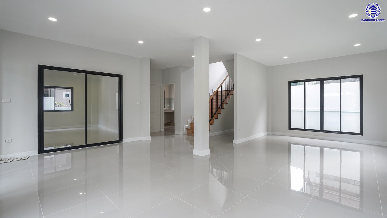 บ้านมือสองตกแต่งใหม่ โครงการ ศศิวัลย์ ดอนเมือง เนื้อที่ถึง 63 ตร.ว. พื้นที่ใช้สอย 220.2 ตร.ม. ฟังก์ชัน 4 ห้องนอน 3 ห้องน้ำ จอดรถได้ 2 คัน บนทำเลศักยภาพ เชื่อมต่อหลายเส้นทาง ใกล้ทางด่วน "ศรีรัช" รถไฟฟ้าสายสีแดง "สถานีดอนเมือง" และโรบินสัน ศรีสมาน