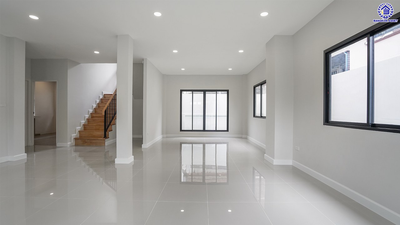 บ้านมือสองตกแต่งใหม่ โครงการ ศศิวัลย์ ดอนเมือง เนื้อที่ถึง 63 ตร.ว. พื้นที่ใช้สอย 220.2 ตร.ม. ฟังก์ชัน 4 ห้องนอน 3 ห้องน้ำ จอดรถได้ 2 คัน บนทำเลศักยภาพ เชื่อมต่อหลายเส้นทาง ใกล้ทางด่วน "ศรีรัช" รถไฟฟ้าสายสีแดง "สถานีดอนเมือง" และโรบินสัน ศรีสมาน