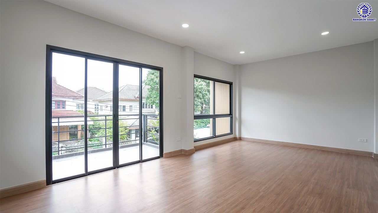 บ้านมือสองตกแต่งใหม่ โครงการ ศศิวัลย์ ดอนเมือง เนื้อที่ถึง 63 ตร.ว. พื้นที่ใช้สอย 220.2 ตร.ม. ฟังก์ชัน 4 ห้องนอน 3 ห้องน้ำ จอดรถได้ 2 คัน บนทำเลศักยภาพ เชื่อมต่อหลายเส้นทาง ใกล้ทางด่วน "ศรีรัช" รถไฟฟ้าสายสีแดง "สถานีดอนเมือง" และโรบินสัน ศรีสมาน