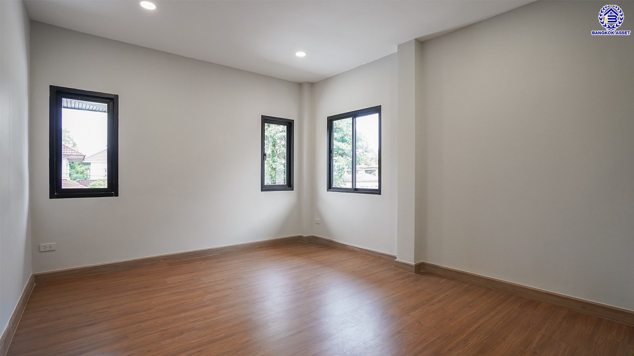 บ้านมือสองตกแต่งใหม่ โครงการ ศศิวัลย์ ดอนเมือง เนื้อที่ถึง 63 ตร.ว. พื้นที่ใช้สอย 220.2 ตร.ม. ฟังก์ชัน 4 ห้องนอน 3 ห้องน้ำ จอดรถได้ 2 คัน บนทำเลศักยภาพ เชื่อมต่อหลายเส้นทาง ใกล้ทางด่วน "ศรีรัช" รถไฟฟ้าสายสีแดง "สถานีดอนเมือง" และโรบินสัน ศรีสมาน