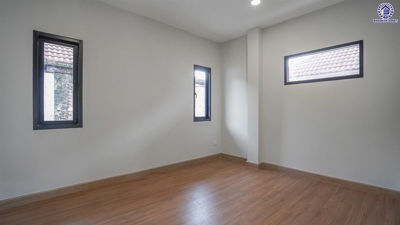 บ้านมือสองตกแต่งใหม่ โครงการ ศศิวัลย์ ดอนเมือง เนื้อที่ถึง 63 ตร.ว. พื้นที่ใช้สอย 220.2 ตร.ม. ฟังก์ชัน 4 ห้องนอน 3 ห้องน้ำ จอดรถได้ 2 คัน บนทำเลศักยภาพ เชื่อมต่อหลายเส้นทาง ใกล้ทางด่วน "ศรีรัช" รถไฟฟ้าสายสีแดง "สถานีดอนเมือง" และโรบินสัน ศรีสมาน