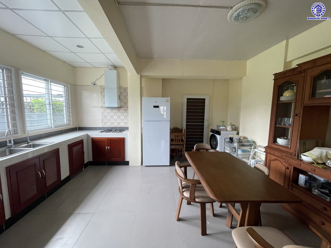 บ้านเดี่ยวมือสองปทุมธานี โครงการ ศุภาลัยธานี ลำลูกกา หลังมุม เนื้อที่ 90.80 ตร.ว. พื้นที่ใช้สอย 160 ตร.ม. ฟังก์ชัน 3 ห้องนอน 3 ห้องน้ำ 2 ที่จอดรถ แถมฟรี! เครื่องปรับอากาศ 3 เครื่อง และ เครื่องดูดควัน 1 เครื่อง บนทำเลดีที่สุด เชื่อมต่อถนนพระองค์เจ้า สาย4, ถนนลำลูกกา, ถนนรังสิต-นครนายก ใกล้ฟิวเจอร์พารค์รังสิต