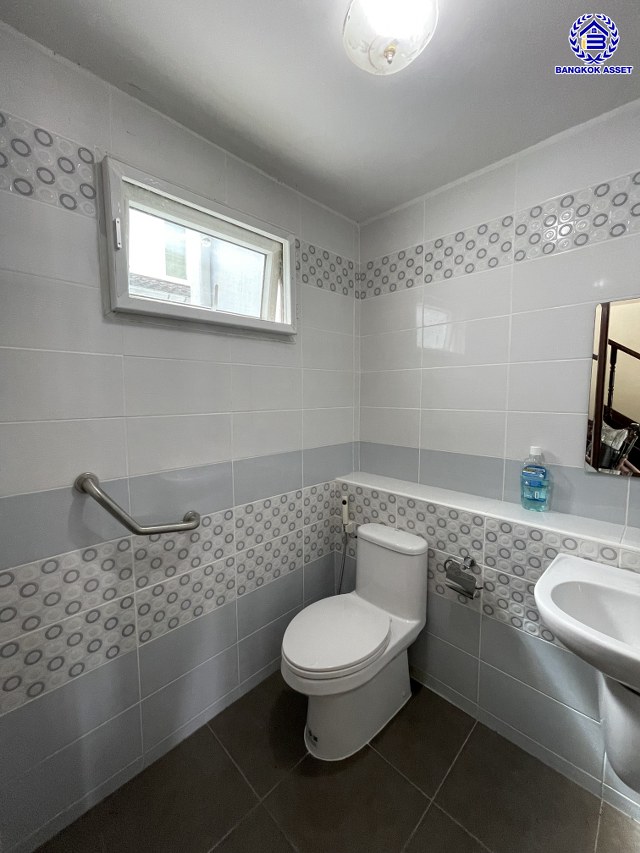 บ้านเดี่ยวมือสองปทุมธานี โครงการ ศุภาลัยธานี ลำลูกกา หลังมุม เนื้อที่ 90.80 ตร.ว. พื้นที่ใช้สอย 160 ตร.ม. ฟังก์ชัน 3 ห้องนอน 3 ห้องน้ำ 2 ที่จอดรถ แถมฟรี! เครื่องปรับอากาศ 3 เครื่อง และ เครื่องดูดควัน 1 เครื่อง บนทำเลดีที่สุด เชื่อมต่อถนนพระองค์เจ้า สาย4, ถนนลำลูกกา, ถนนรังสิต-นครนายก ใกล้ฟิวเจอร์พารค์รังสิต