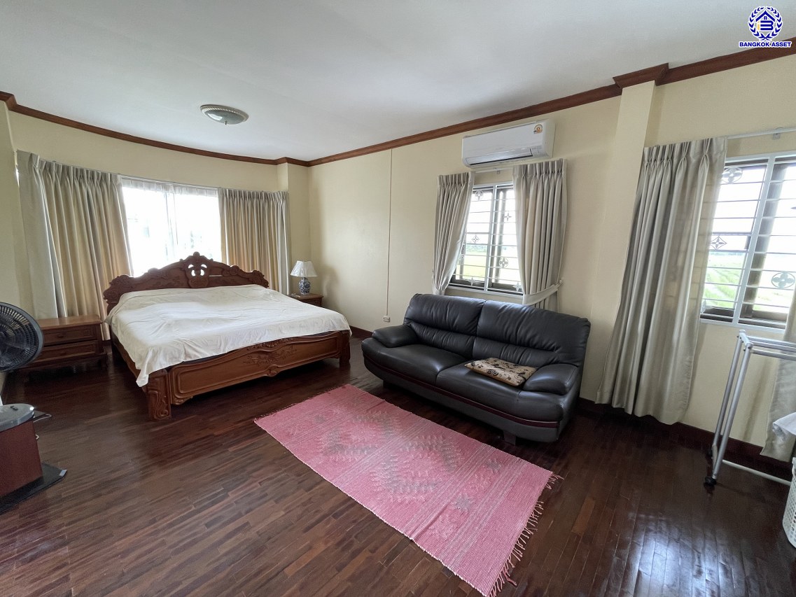 บ้านเดี่ยวมือสองปทุมธานี โครงการ ศุภาลัยธานี ลำลูกกา หลังมุม เนื้อที่ 90.80 ตร.ว. พื้นที่ใช้สอย 160 ตร.ม. ฟังก์ชัน 3 ห้องนอน 3 ห้องน้ำ 2 ที่จอดรถ แถมฟรี! เครื่องปรับอากาศ 3 เครื่อง และ เครื่องดูดควัน 1 เครื่อง บนทำเลดีที่สุด เชื่อมต่อถนนพระองค์เจ้า สาย4, ถนนลำลูกกา, ถนนรังสิต-นครนายก ใกล้ฟิวเจอร์พารค์รังสิต