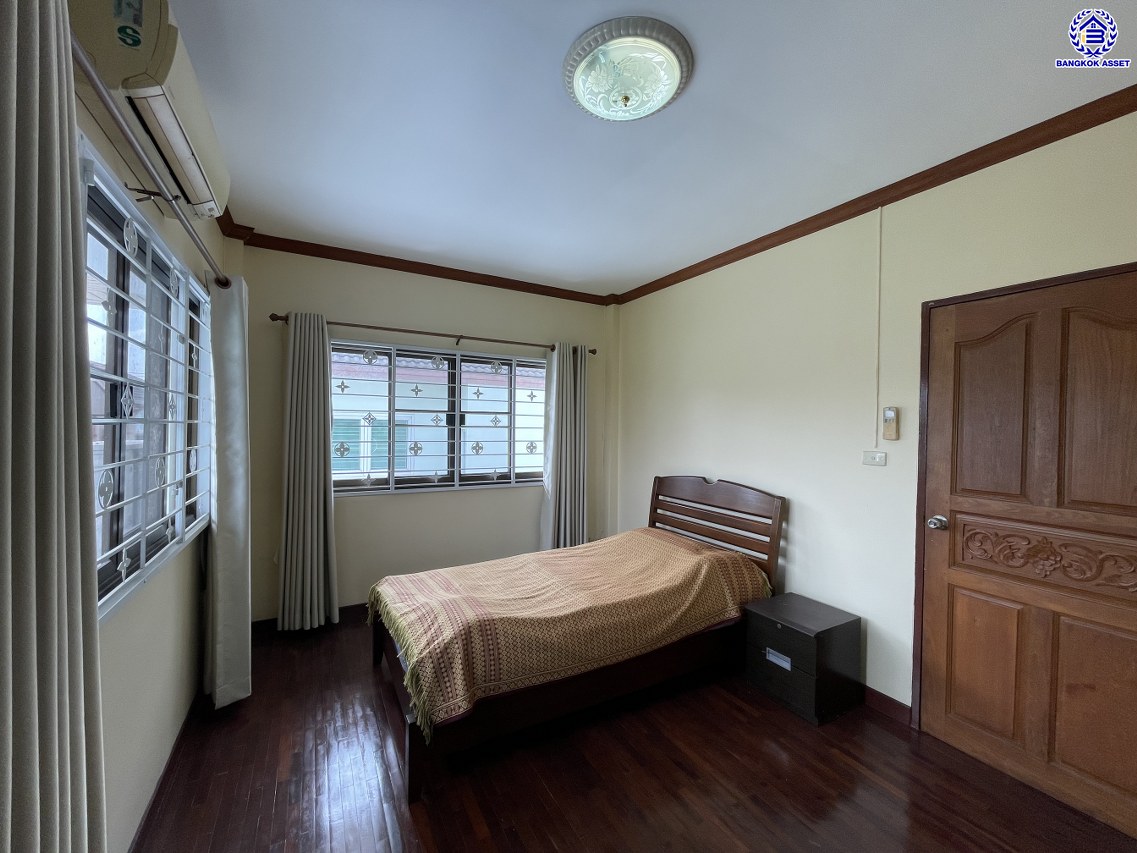 บ้านเดี่ยวมือสองปทุมธานี โครงการ ศุภาลัยธานี ลำลูกกา หลังมุม เนื้อที่ 90.80 ตร.ว. พื้นที่ใช้สอย 160 ตร.ม. ฟังก์ชัน 3 ห้องนอน 3 ห้องน้ำ 2 ที่จอดรถ แถมฟรี! เครื่องปรับอากาศ 3 เครื่อง และ เครื่องดูดควัน 1 เครื่อง บนทำเลดีที่สุด เชื่อมต่อถนนพระองค์เจ้า สาย4, ถนนลำลูกกา, ถนนรังสิต-นครนายก ใกล้ฟิวเจอร์พารค์รังสิต