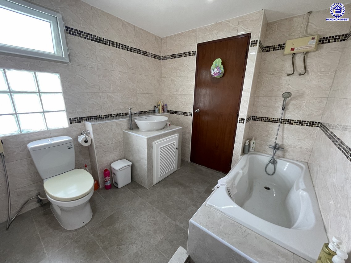 บ้านเดี่ยวมือสองปทุมธานี โครงการ ศุภาลัยธานี ลำลูกกา หลังมุม เนื้อที่ 90.80 ตร.ว. พื้นที่ใช้สอย 160 ตร.ม. ฟังก์ชัน 3 ห้องนอน 3 ห้องน้ำ 2 ที่จอดรถ แถมฟรี! เครื่องปรับอากาศ 3 เครื่อง และ เครื่องดูดควัน 1 เครื่อง บนทำเลดีที่สุด เชื่อมต่อถนนพระองค์เจ้า สาย4, ถนนลำลูกกา, ถนนรังสิต-นครนายก ใกล้ฟิวเจอร์พารค์รังสิต