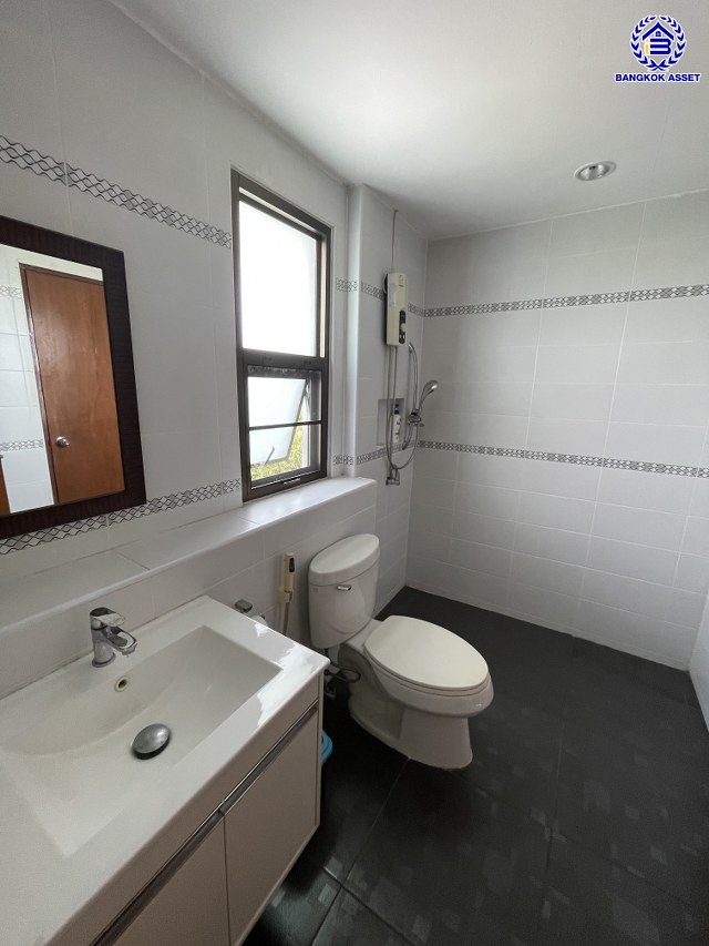 บ้านเดี่ยวมือสองปทุมธานี โครงการ ศุภาลัยธานี ลำลูกกา หลังมุม เนื้อที่ 90.80 ตร.ว. พื้นที่ใช้สอย 160 ตร.ม. ฟังก์ชัน 3 ห้องนอน 3 ห้องน้ำ 2 ที่จอดรถ แถมฟรี! เครื่องปรับอากาศ 3 เครื่อง และ เครื่องดูดควัน 1 เครื่อง บนทำเลดีที่สุด เชื่อมต่อถนนพระองค์เจ้า สาย4, ถนนลำลูกกา, ถนนรังสิต-นครนายก ใกล้ฟิวเจอร์พารค์รังสิต