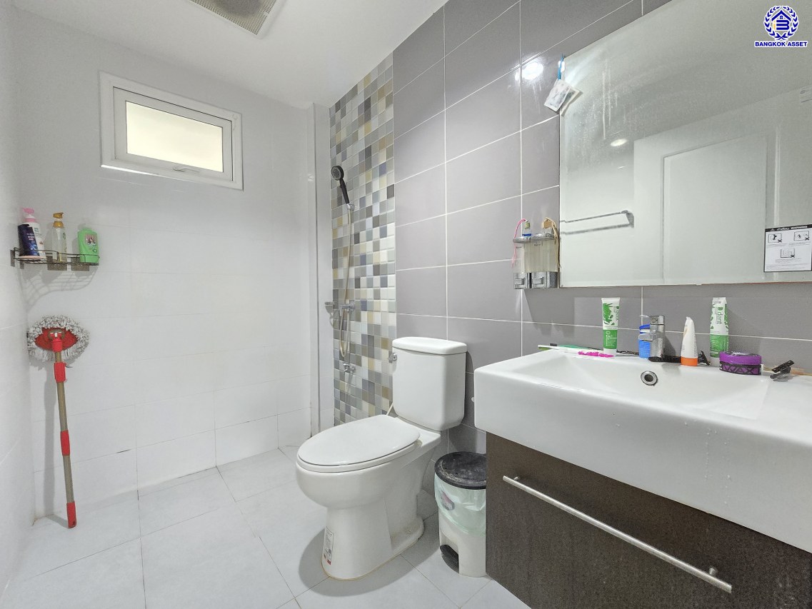 บ้านเดี่ยวมือสองนนทบุรี โครงการ ซื่อตรง โคซี่ บางบัวทอง หลังมุม เนื้อที่ 85.20 ตร.ว. พื้นที่ใช้สอย 160 ตร.ม. ฟังก์ชัน 4 ห้องนอน 3 ห้องน้ำ 2 ที่จอดรถ แถมฟรี! เครื่องปรับอากาศ, เครื่องทำน้ำอุ่น พร้อมเข้าอยู่ ทำเลเดินทางสะดวก เชื่อมต่อถนนกาญจนาภิเษก, ถนนปทุมธานี-บางเลน ใกล้รถไฟฟ้าสายสีม่วง "สถานีคลองบางไผ่"