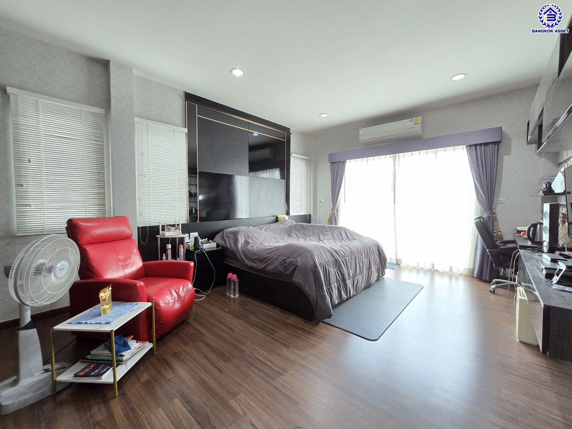 บ้านเดี่ยวมือสองนนทบุรี โครงการ ซื่อตรง โคซี่ บางบัวทอง หลังมุม เนื้อที่ 85.20 ตร.ว. พื้นที่ใช้สอย 160 ตร.ม. ฟังก์ชัน 4 ห้องนอน 3 ห้องน้ำ 2 ที่จอดรถ แถมฟรี! เครื่องปรับอากาศ, เครื่องทำน้ำอุ่น พร้อมเข้าอยู่ ทำเลเดินทางสะดวก เชื่อมต่อถนนกาญจนาภิเษก, ถนนปทุมธานี-บางเลน ใกล้รถไฟฟ้าสายสีม่วง "สถานีคลองบางไผ่"