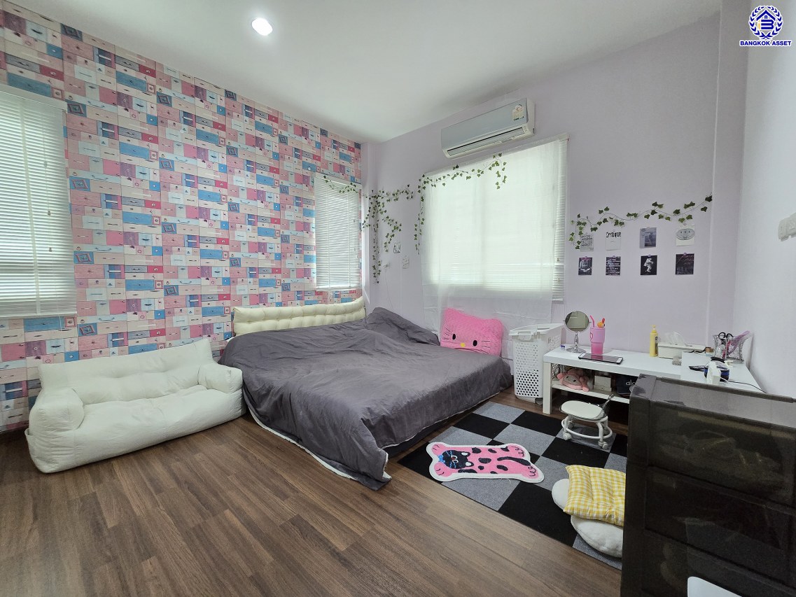 บ้านเดี่ยวมือสองนนทบุรี โครงการ ซื่อตรง โคซี่ บางบัวทอง หลังมุม เนื้อที่ 85.20 ตร.ว. พื้นที่ใช้สอย 160 ตร.ม. ฟังก์ชัน 4 ห้องนอน 3 ห้องน้ำ 2 ที่จอดรถ แถมฟรี! เครื่องปรับอากาศ, เครื่องทำน้ำอุ่น พร้อมเข้าอยู่ ทำเลเดินทางสะดวก เชื่อมต่อถนนกาญจนาภิเษก, ถนนปทุมธานี-บางเลน ใกล้รถไฟฟ้าสายสีม่วง "สถานีคลองบางไผ่"