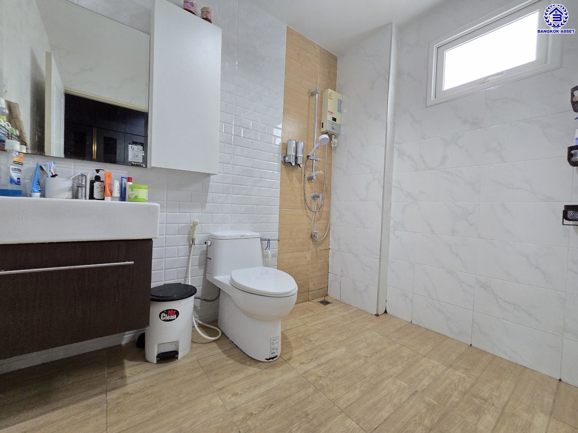 บ้านเดี่ยวมือสองนนทบุรี โครงการ ซื่อตรง โคซี่ บางบัวทอง หลังมุม เนื้อที่ 85.20 ตร.ว. พื้นที่ใช้สอย 160 ตร.ม. ฟังก์ชัน 4 ห้องนอน 3 ห้องน้ำ 2 ที่จอดรถ แถมฟรี! เครื่องปรับอากาศ, เครื่องทำน้ำอุ่น พร้อมเข้าอยู่ ทำเลเดินทางสะดวก เชื่อมต่อถนนกาญจนาภิเษก, ถนนปทุมธานี-บางเลน ใกล้รถไฟฟ้าสายสีม่วง "สถานีคลองบางไผ่"