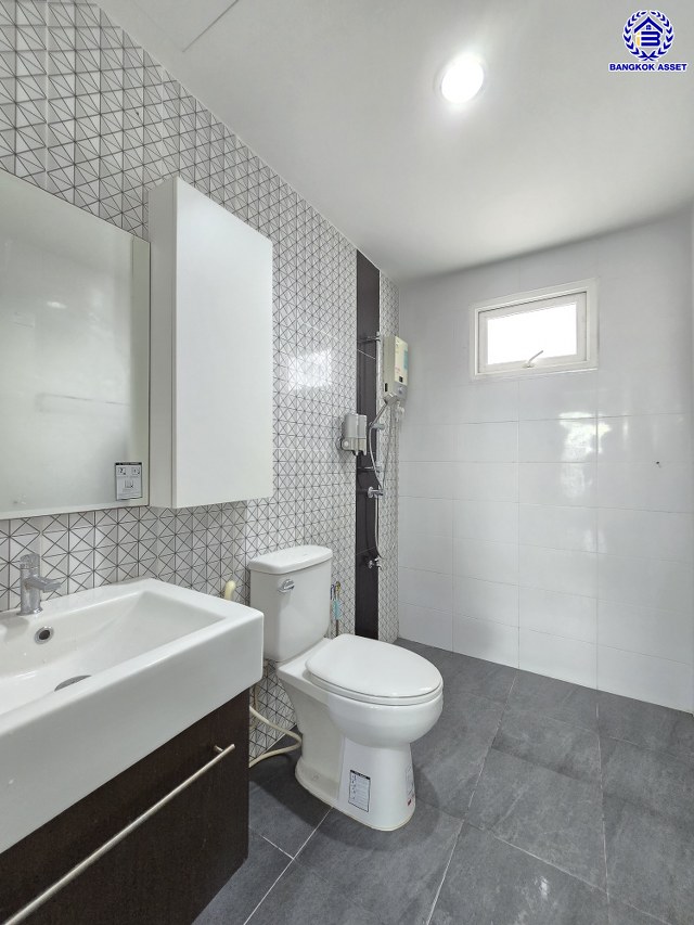 บ้านเดี่ยวมือสองนนทบุรี โครงการ ซื่อตรง โคซี่ บางบัวทอง หลังมุม เนื้อที่ 85.20 ตร.ว. พื้นที่ใช้สอย 160 ตร.ม. ฟังก์ชัน 4 ห้องนอน 3 ห้องน้ำ 2 ที่จอดรถ แถมฟรี! เครื่องปรับอากาศ, เครื่องทำน้ำอุ่น พร้อมเข้าอยู่ ทำเลเดินทางสะดวก เชื่อมต่อถนนกาญจนาภิเษก, ถนนปทุมธานี-บางเลน ใกล้รถไฟฟ้าสายสีม่วง "สถานีคลองบางไผ่"