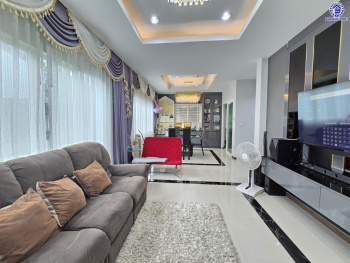 บ้านเดี่ยวมือสองนนทบุรี โครงการ ซื่อตรง โคซี่ บางบัวทอง หลังมุม เนื้อที่ 85.20 ตร.ว. พื้นที่ใช้สอย 160 ตร.ม. ฟังก์ชัน 4 ห้องนอน 3 ห้องน้ำ 2 ที่จอดรถ แถมฟรี! เครื่องปรับอากาศ, เครื่องทำน้ำอุ่น พร้อมเข้าอยู่ ทำเลเดินทางสะดวก เชื่อมต่อถนนกาญจนาภิเษก, ถนนปทุมธานี-บางเลน ใกล้รถไฟฟ้าสายสีม่วง "สถานีคลองบางไผ่"