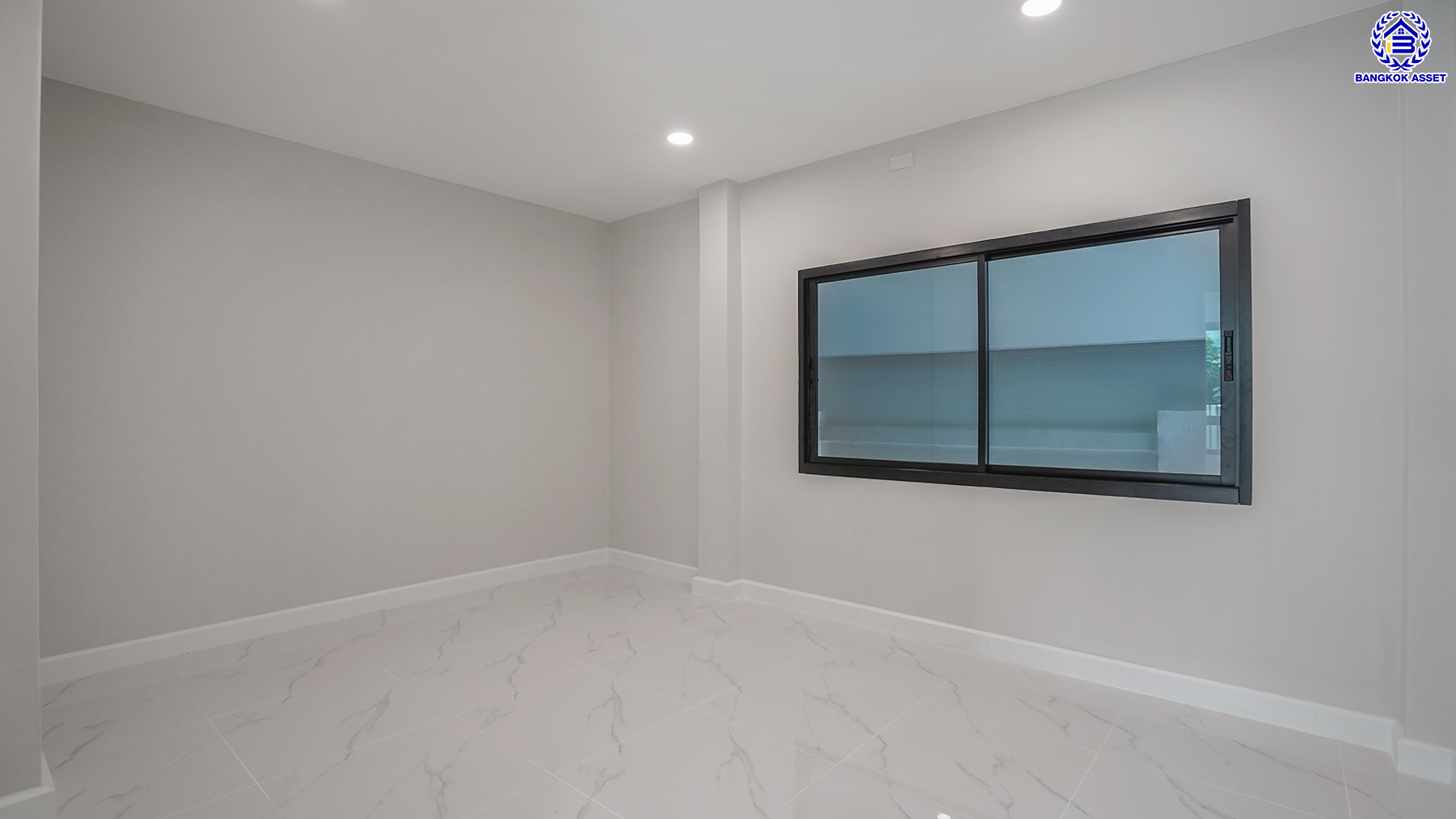 บ้านมือสองตกแต่งใหม่ โครงการ ยิ่งรวยนิเวศน์ ประชาชื่น เนื้อที่ 61 ตร.ว. พื้นที่ใช้สอย 249.92 ตร.ม. ฟังก์ชัน 4 ห้องนอน 3 ห้องน้ำ 2 ที่จอดรถ บนทำเลเชื่อมต่อหลายเส้นทาง ใกล้เซ็นทรัลแจ้งวัฒนะ เมืองทองธานี ทางด่วนศรีรัช และรถไฟฟ้าสายสีชมพู "สถานีแจ้งวัฒนะ14"