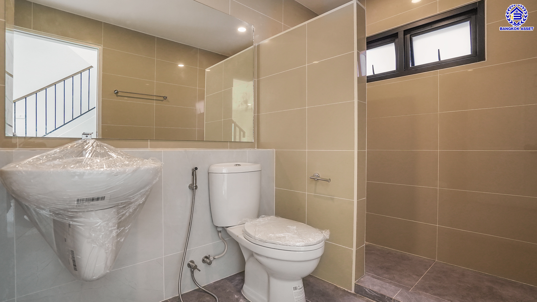 บ้านมือสองตกแต่งใหม่ โครงการ ยิ่งรวยนิเวศน์ ประชาชื่น เนื้อที่ 61 ตร.ว. พื้นที่ใช้สอย 249.92 ตร.ม. ฟังก์ชัน 4 ห้องนอน 3 ห้องน้ำ 2 ที่จอดรถ บนทำเลเชื่อมต่อหลายเส้นทาง ใกล้เซ็นทรัลแจ้งวัฒนะ เมืองทองธานี ทางด่วนศรีรัช และรถไฟฟ้าสายสีชมพู "สถานีแจ้งวัฒนะ14"