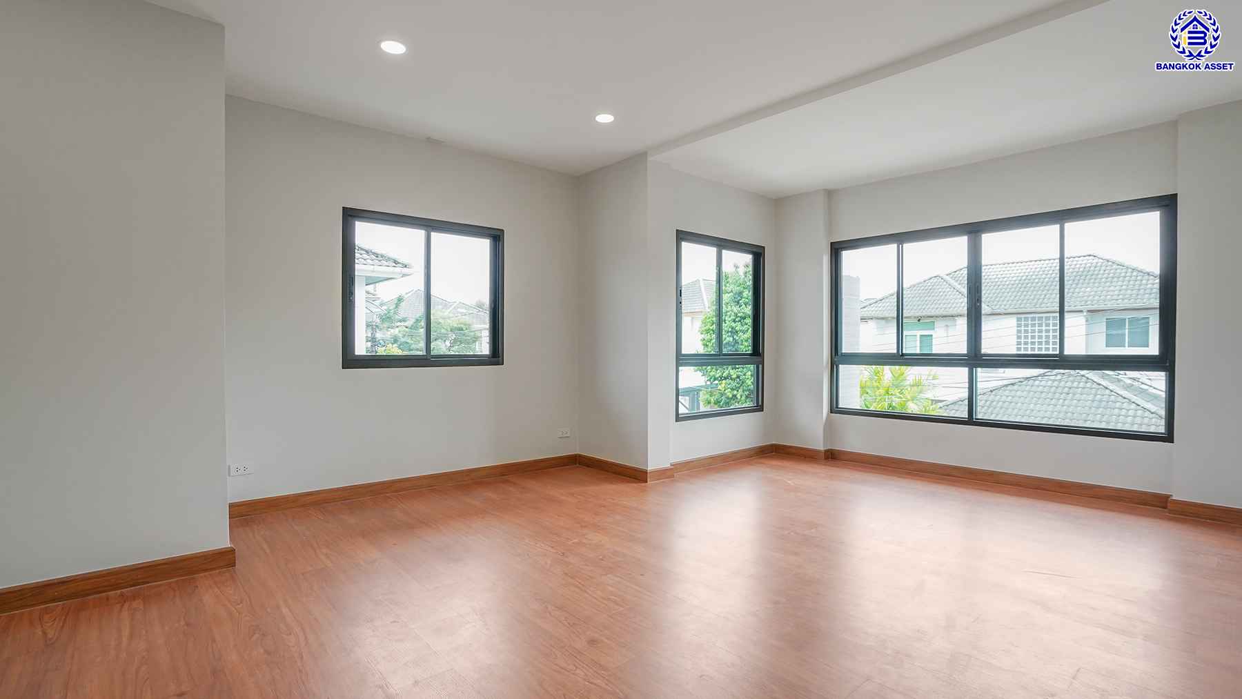 บ้านมือสองตกแต่งใหม่ โครงการ ยิ่งรวยนิเวศน์ ประชาชื่น เนื้อที่ 61 ตร.ว. พื้นที่ใช้สอย 249.92 ตร.ม. ฟังก์ชัน 4 ห้องนอน 3 ห้องน้ำ 2 ที่จอดรถ บนทำเลเชื่อมต่อหลายเส้นทาง ใกล้เซ็นทรัลแจ้งวัฒนะ เมืองทองธานี ทางด่วนศรีรัช และรถไฟฟ้าสายสีชมพู "สถานีแจ้งวัฒนะ14"