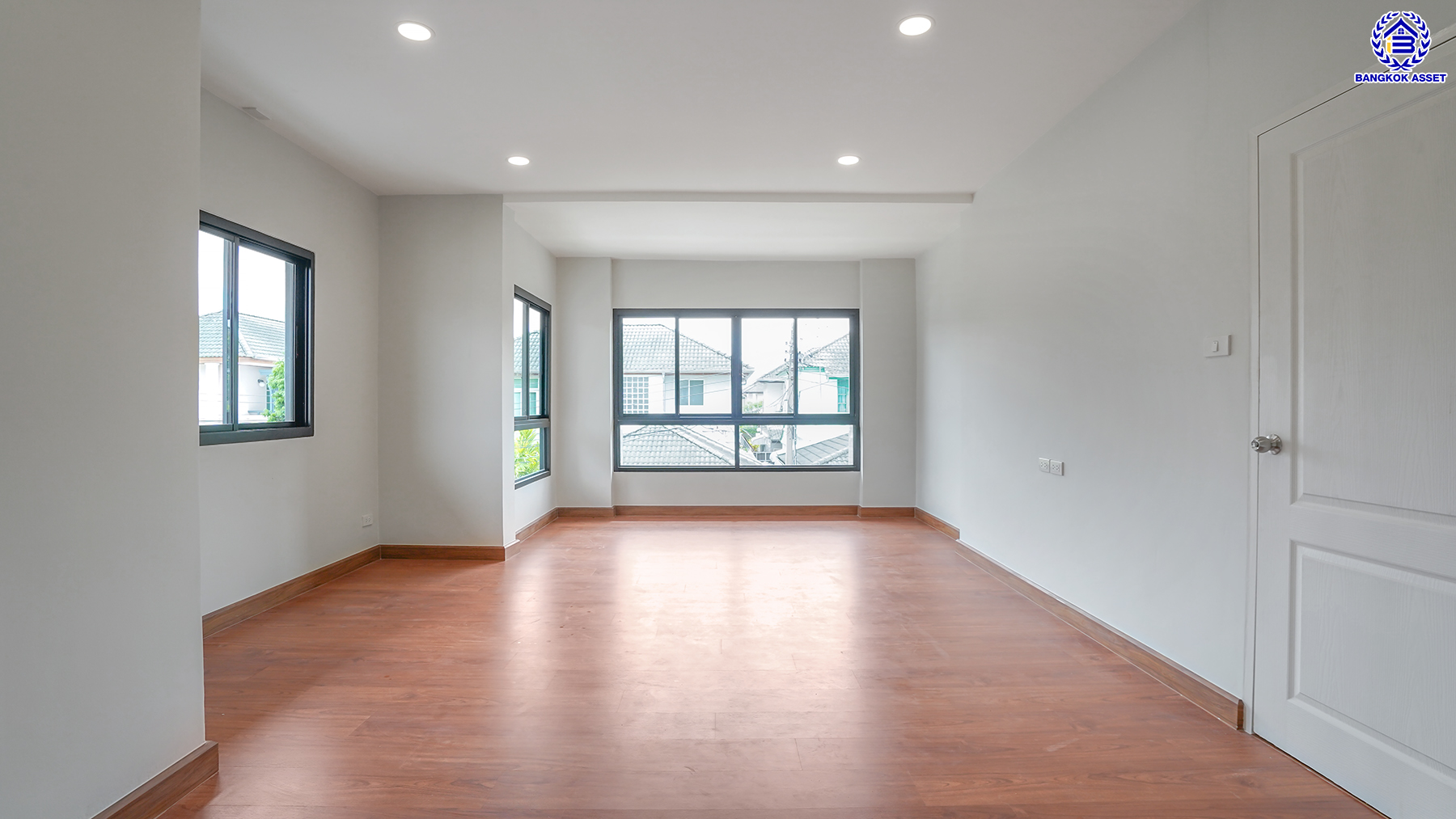 บ้านมือสองตกแต่งใหม่ โครงการ ยิ่งรวยนิเวศน์ ประชาชื่น เนื้อที่ 61 ตร.ว. พื้นที่ใช้สอย 249.92 ตร.ม. ฟังก์ชัน 4 ห้องนอน 3 ห้องน้ำ 2 ที่จอดรถ บนทำเลเชื่อมต่อหลายเส้นทาง ใกล้เซ็นทรัลแจ้งวัฒนะ เมืองทองธานี ทางด่วนศรีรัช และรถไฟฟ้าสายสีชมพู "สถานีแจ้งวัฒนะ14"