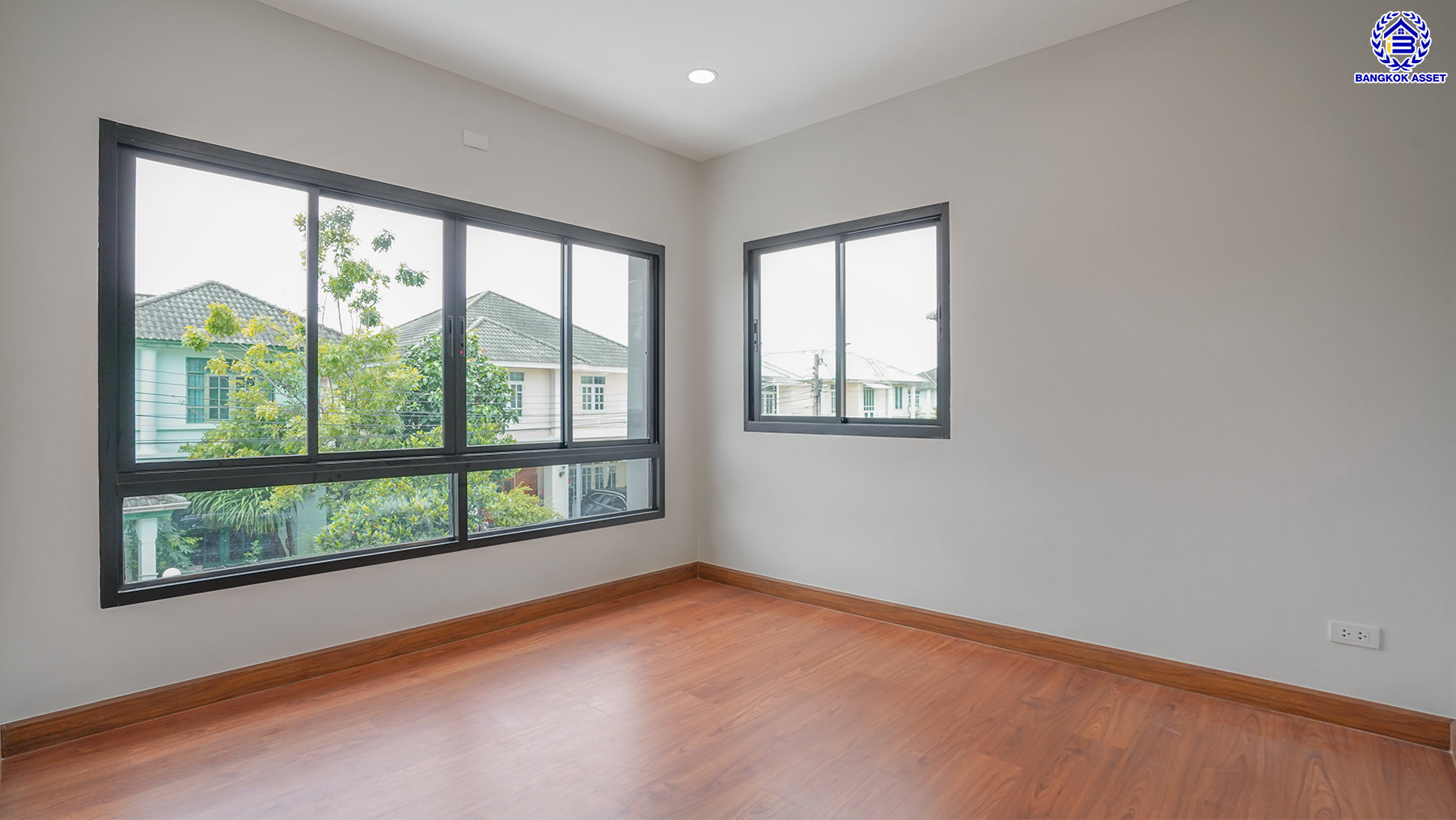 บ้านมือสองตกแต่งใหม่ โครงการ ยิ่งรวยนิเวศน์ ประชาชื่น เนื้อที่ 61 ตร.ว. พื้นที่ใช้สอย 249.92 ตร.ม. ฟังก์ชัน 4 ห้องนอน 3 ห้องน้ำ 2 ที่จอดรถ บนทำเลเชื่อมต่อหลายเส้นทาง ใกล้เซ็นทรัลแจ้งวัฒนะ เมืองทองธานี ทางด่วนศรีรัช และรถไฟฟ้าสายสีชมพู "สถานีแจ้งวัฒนะ14"