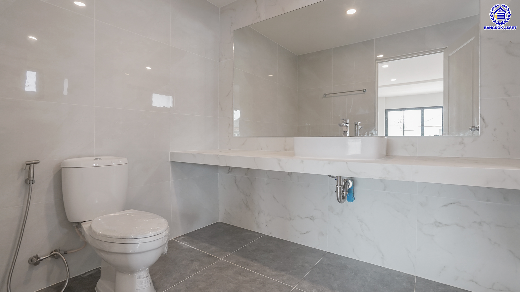 บ้านมือสองตกแต่งใหม่ โครงการ ยิ่งรวยนิเวศน์ ประชาชื่น เนื้อที่ 61 ตร.ว. พื้นที่ใช้สอย 249.92 ตร.ม. ฟังก์ชัน 4 ห้องนอน 3 ห้องน้ำ 2 ที่จอดรถ บนทำเลเชื่อมต่อหลายเส้นทาง ใกล้เซ็นทรัลแจ้งวัฒนะ เมืองทองธานี ทางด่วนศรีรัช และรถไฟฟ้าสายสีชมพู "สถานีแจ้งวัฒนะ14"