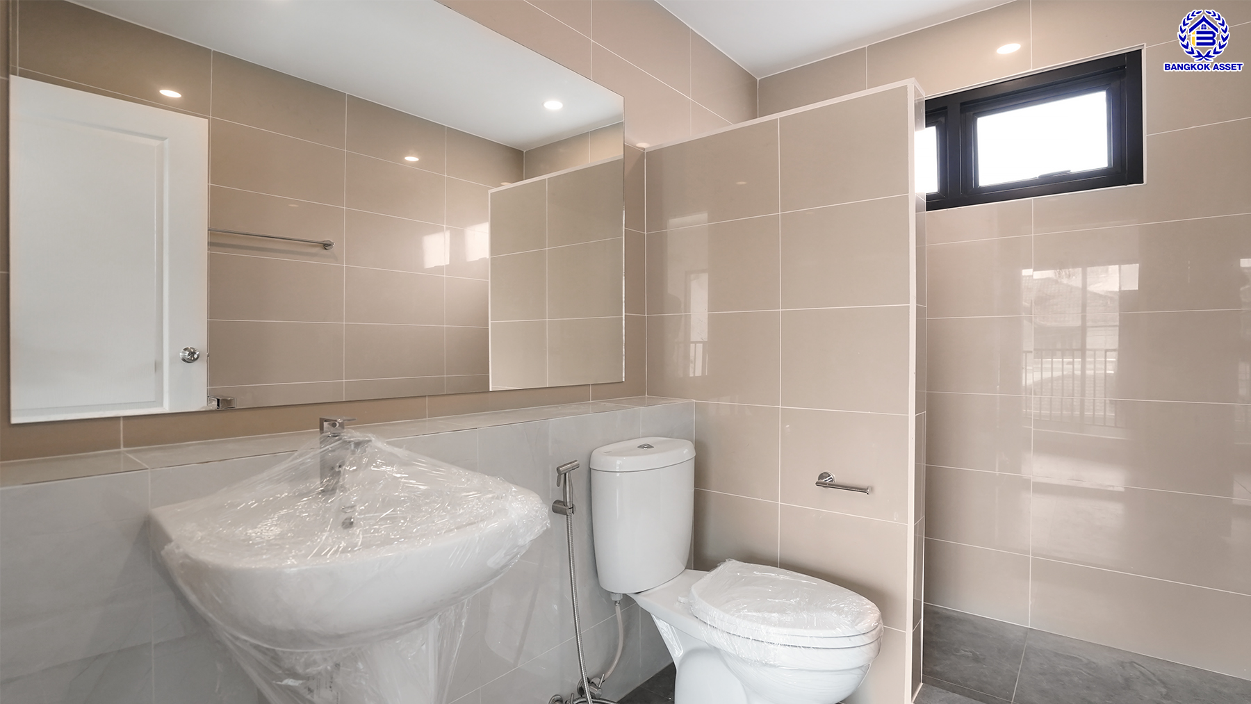 บ้านมือสองตกแต่งใหม่ โครงการ ยิ่งรวยนิเวศน์ ประชาชื่น เนื้อที่ 61 ตร.ว. พื้นที่ใช้สอย 249.92 ตร.ม. ฟังก์ชัน 4 ห้องนอน 3 ห้องน้ำ 2 ที่จอดรถ บนทำเลเชื่อมต่อหลายเส้นทาง ใกล้เซ็นทรัลแจ้งวัฒนะ เมืองทองธานี ทางด่วนศรีรัช และรถไฟฟ้าสายสีชมพู "สถานีแจ้งวัฒนะ14"