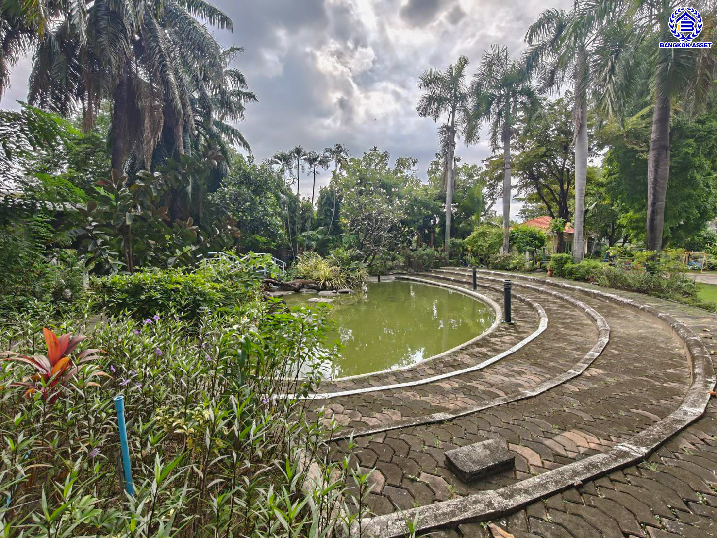 บ้านมือสองตกแต่งใหม่ โครงการ ยิ่งรวยนิเวศน์ ประชาชื่น เนื้อที่ 61 ตร.ว. พื้นที่ใช้สอย 249.92 ตร.ม. ฟังก์ชัน 4 ห้องนอน 3 ห้องน้ำ 2 ที่จอดรถ บนทำเลเชื่อมต่อหลายเส้นทาง ใกล้เซ็นทรัลแจ้งวัฒนะ เมืองทองธานี ทางด่วนศรีรัช และรถไฟฟ้าสายสีชมพู "สถานีแจ้งวัฒนะ14"